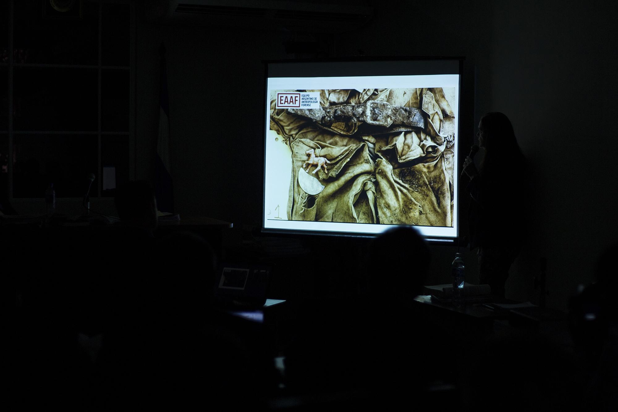 La antropóloga forense Mercedes Doretti muestra una de las láminas que ilustran los hallazgos sobre la masacre de El Mozote. Foto de El Faro: Víctor Peña.
