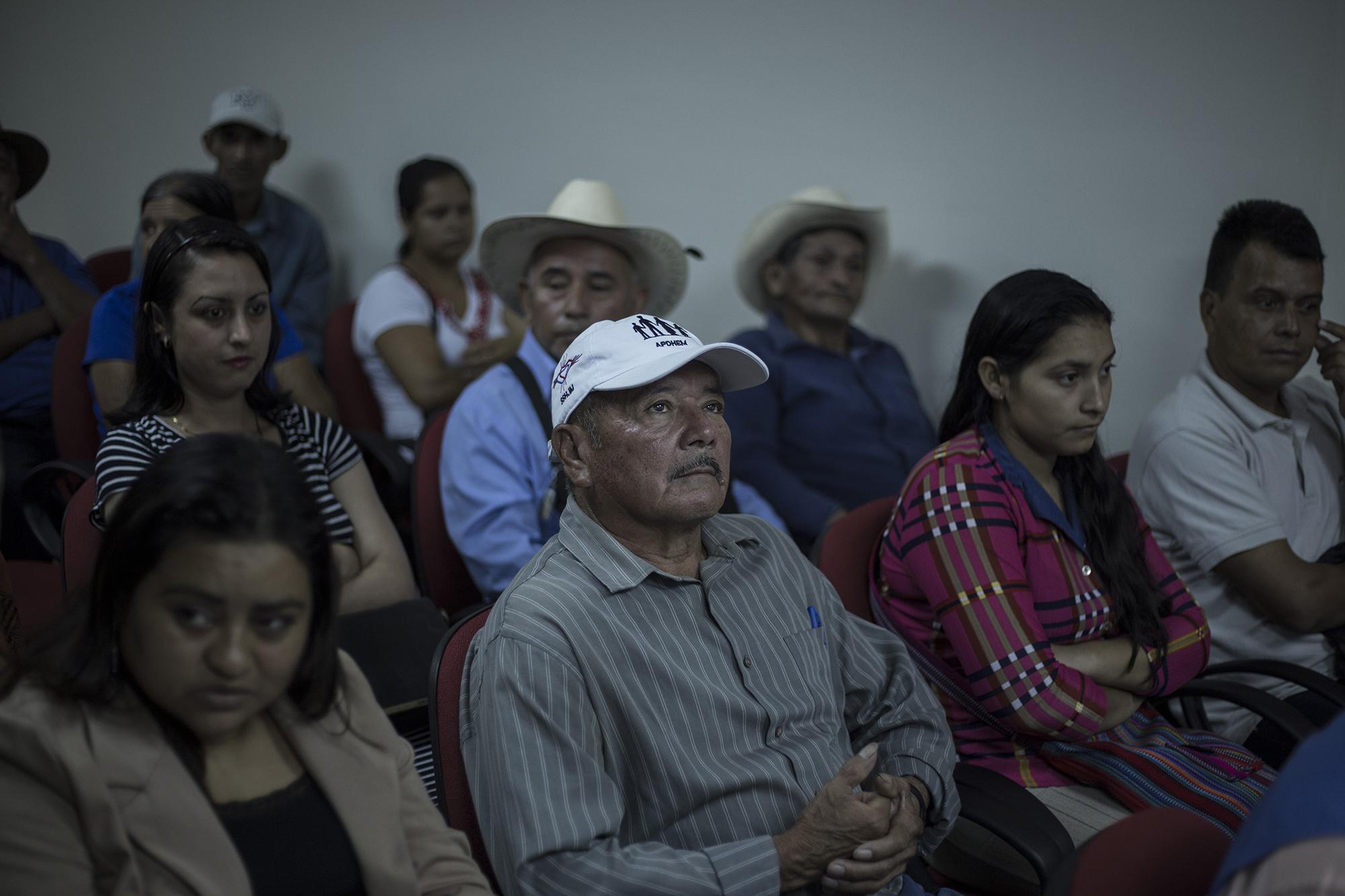 Familiares y víctimas de la masacre de El Mozote y lugares aledaños asistieron a una audiencia el 17 de agosto de 2018, para escuchar la declaración de las antropólogas argentinas. Foto de El Faro: Víctor Peña.