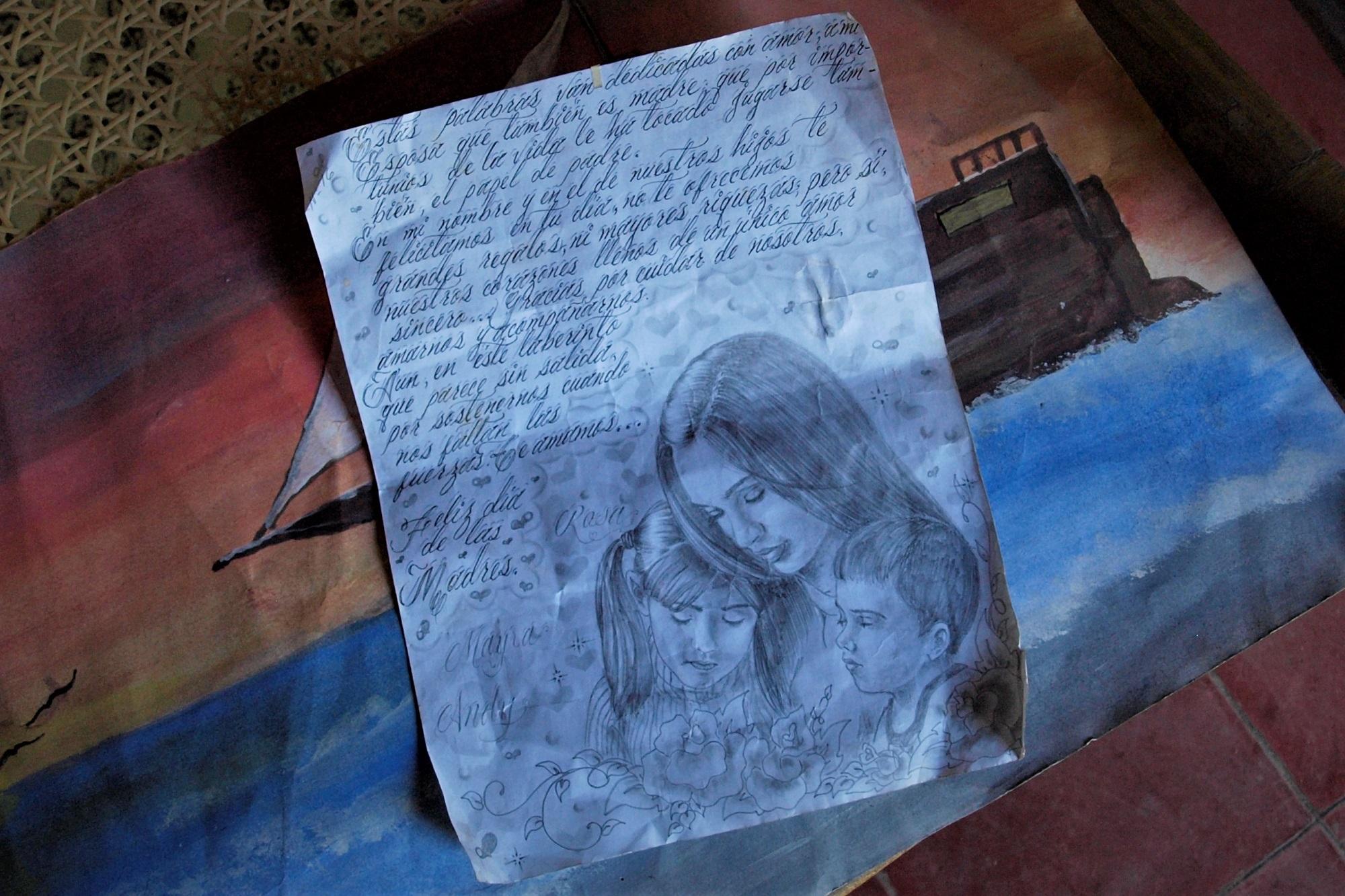 Recluido en Zacatraz , el Directo hizo este dibujo a su esposa Rosa para el Día de la Madre del año 2012. Foto Roberto Valencia (El Faro).