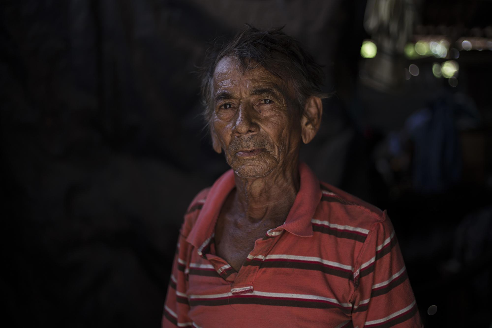 Pedro Marquina, de 66 años, es uno de los primeros habitantes de la isla. Marquina fue capataz de Marcelino Imbers y hoy vive en la precariedad, en un rancho de lámina y madera. Foto de El Faro, por Víctor Peña.