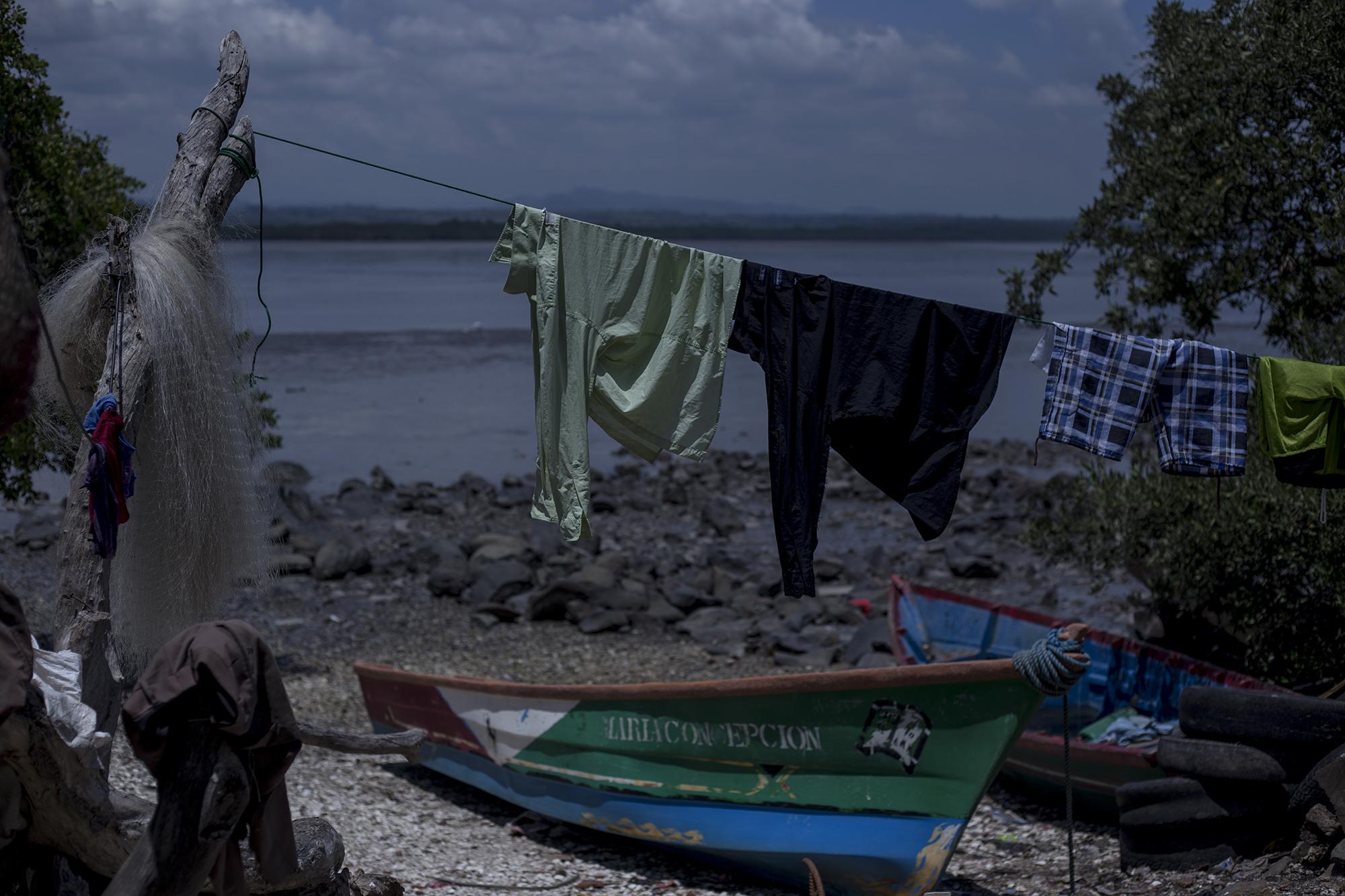 La isla Perico es un lugar de gente pobre. La comunidad no cuenta con los servicios básicos de salud, agua potable o aguas negras. Tienen energía gracias a un proyecto de energía solar, ejecutado por USAID. Foto de El Faro, por Víctor Peña.