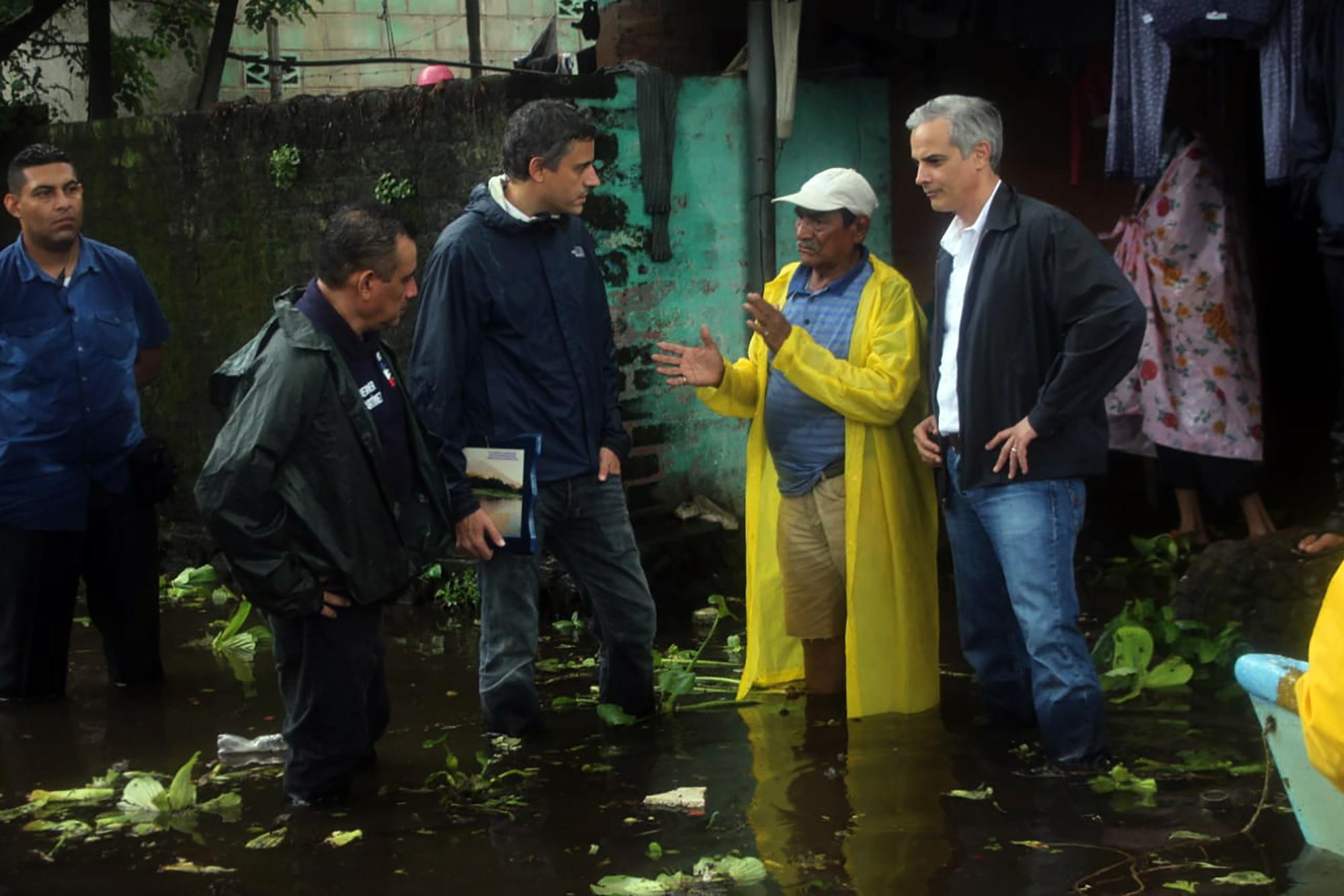 Carlos Calleja y Mauricio Interiano hacen recorridos por las zonas afectadas por la lluvia en el oriente de El Salvador. Foto: cortesía Arena