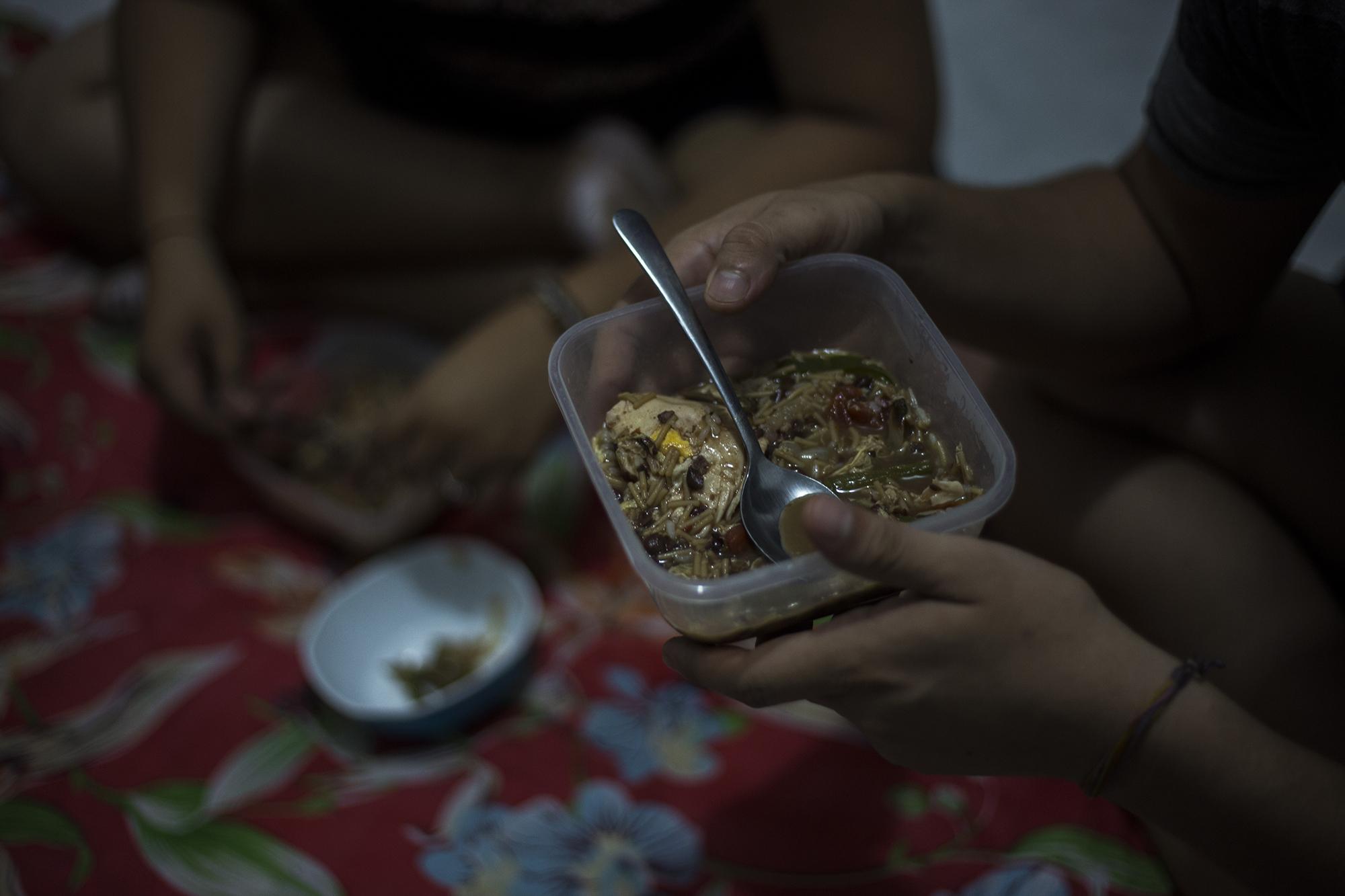 En una casa de seguridad, en las afueras de la ciudad de Managua, cuatro jóvenes rebeldes comparten una cena. Sopa de frijoles, fideos y verduras forman el banquete de los que en mayo y junio se tomaron las calles y que hoy conviven en clandestinidad. Foto: Víctor Peña.