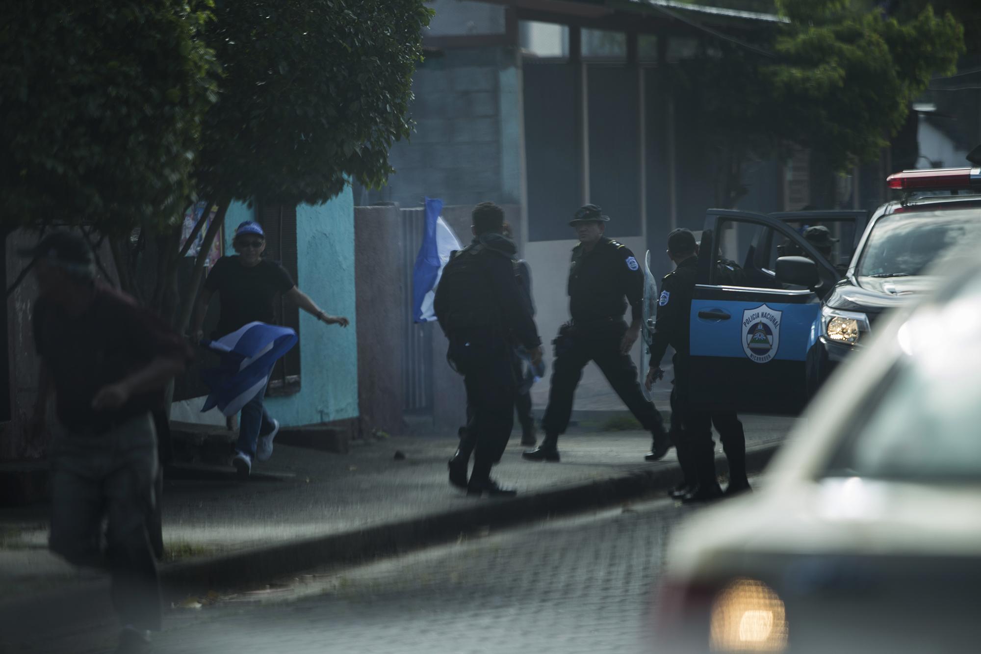 Grupos de la Policía desarmaron la marcha que se organizaba en la rotonda Cristo Rey, en Managua, la tarde del sábado 29 de septiembre. Un día antes, la misma policía lanzó un comunicado donde se prohibían las manifestaciones en contra de Daniel Ortega. Foto: Víctor Peña.