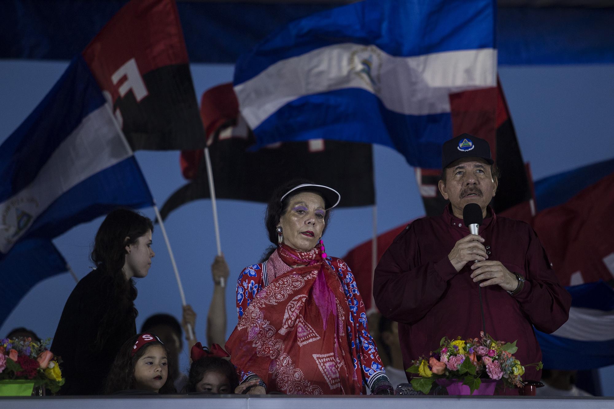 Daniel Ortega y su esposa y vicepresidenta, Rosario Murillo, durante un discurso la tarde del 29 de septiembre, en el que criticó el abuso de poder que ejercen algunos gobiernos en el mundo. Foto: Víctor Peña.