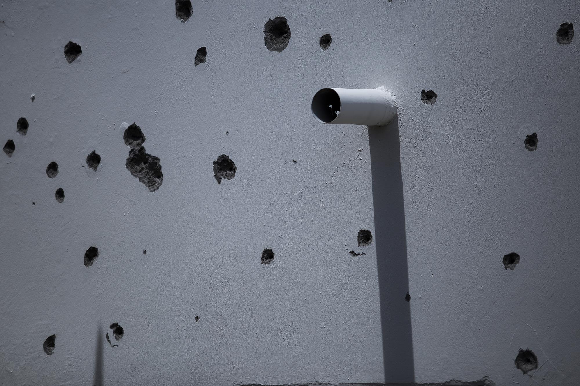 En la iglesia La Divina Misericordia, las balas han quedado marcadas en las paredes. El 14 de julio, las fuerzas de seguridad de Nicaragua dispararon a los estudiantes que se habían tomado el campus de la Unan. Foto: Víctor Peña.