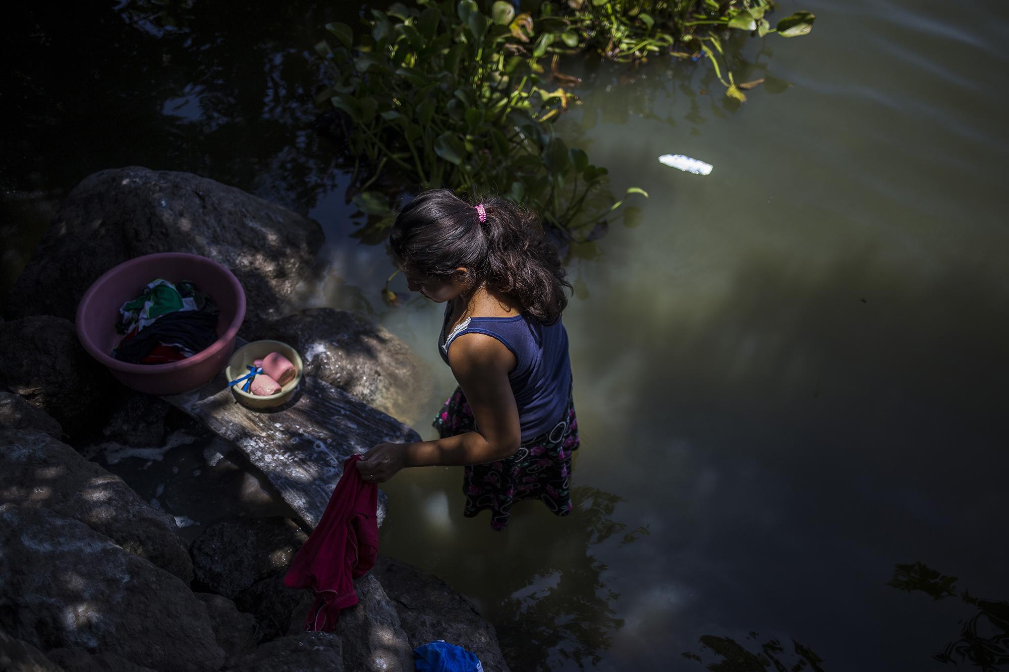 El agua que llega al caserío La Maraña llega contaminada por las aguas negras que bajan de la capital, a través del río Acelhuate. Los habitantes de esta zona rural del municipio de Sensuntepeque la usan para sus oficios de rutina, y para sobrevivir por medio de la pesca.