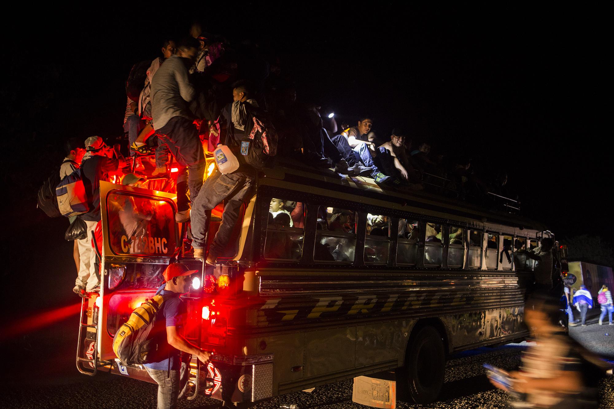 En horas de la noche, los migrantes abarrotaron un autobús rumbo a Escuintla, en Guatemala. El punto de abordaje fue en la aldea El Obraje, del municipio de Moyuta, departamento de Jutiapa. Foto: Víctor Peña.