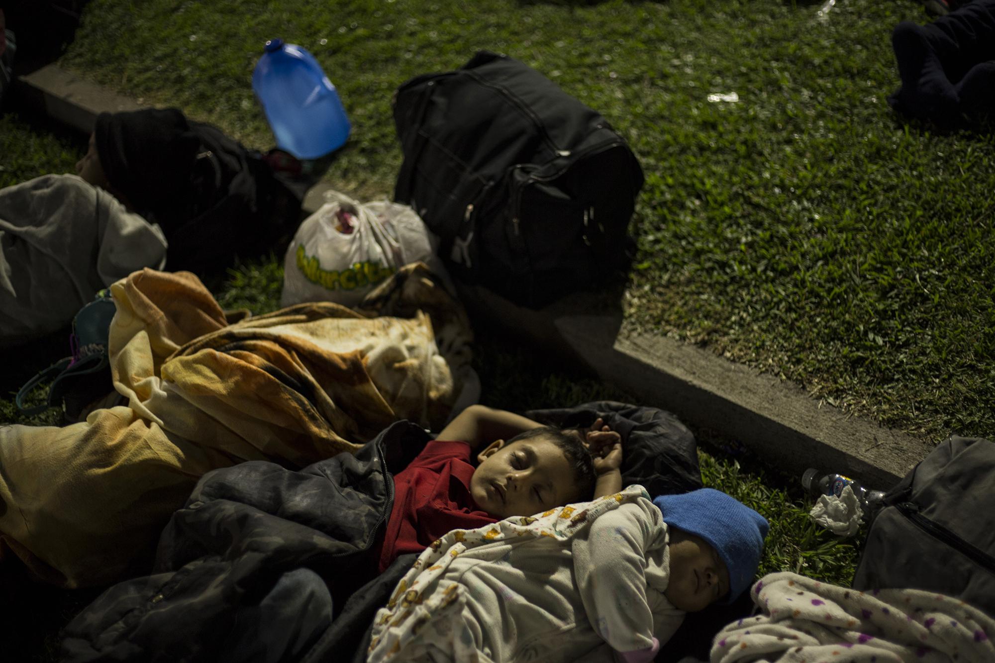 Menores dormían solos, en medio de muchos que llegaron a la plaza para unirse a la caravana que partió el miércoles 31 de Octubre. Foto: Víctor Peña.
