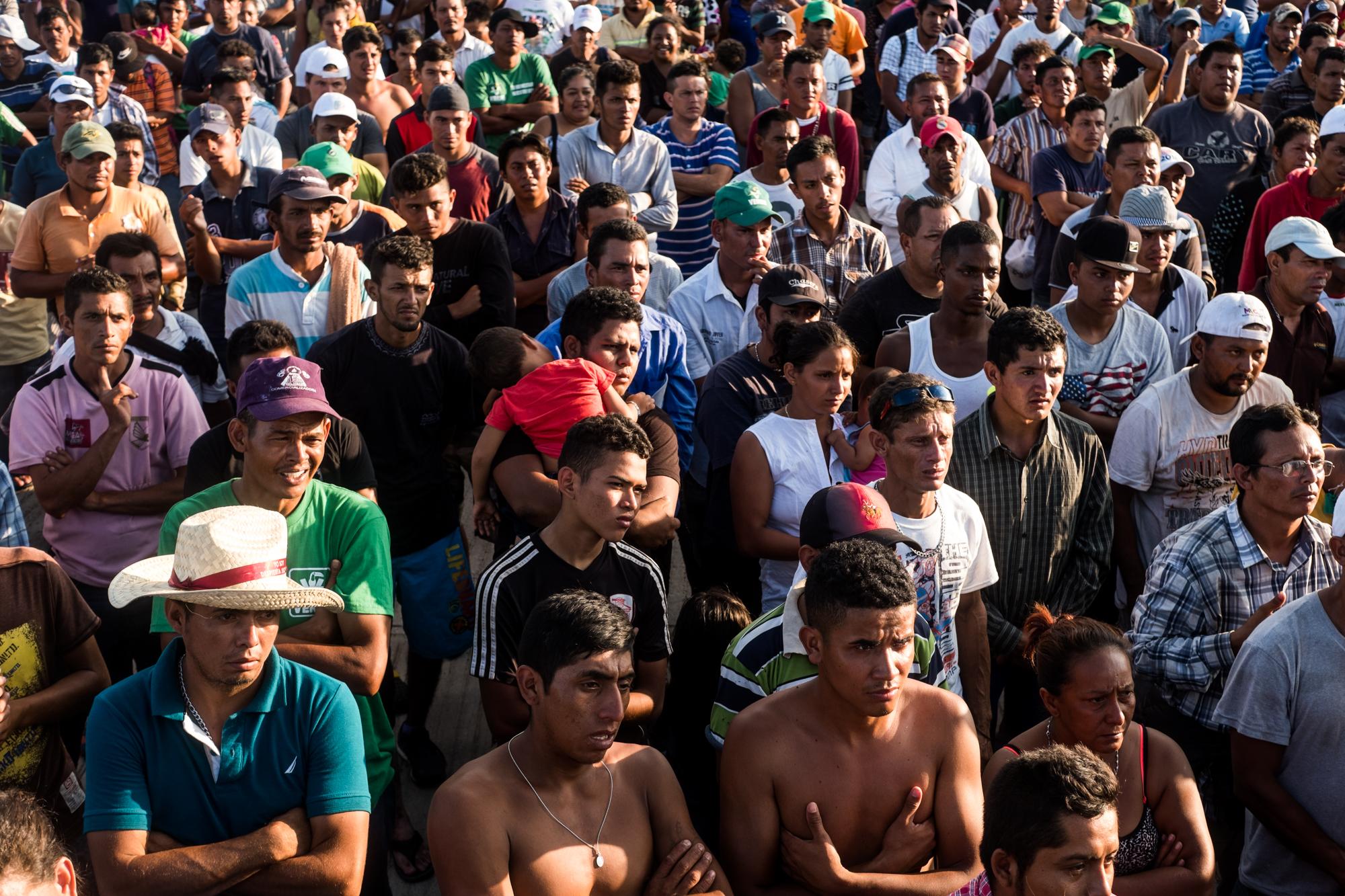 Migrantes centroamericanos escuchan un culto evangélico en el albergue provisional en Juchitán de Zaragoza. 30 de octubre de 2018. Foto: Fred Ramos.