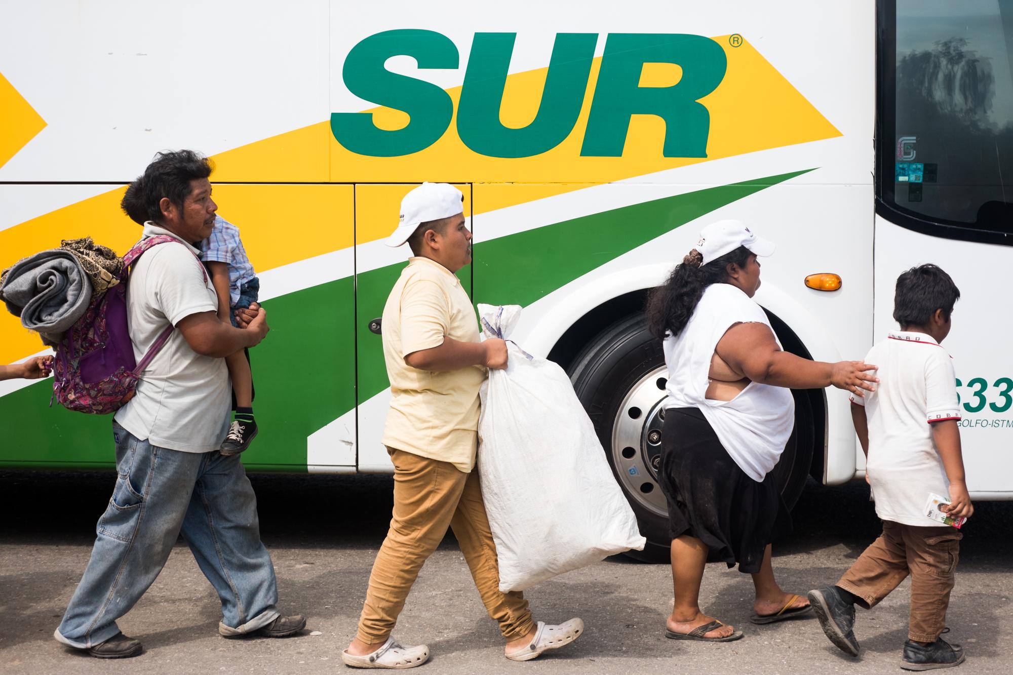 Migrantes centroamericanos abordan un autobús para llegar a la ciudad de Matías Romero, Oaxaca. Los voluntarios de la caravana se encargaron de solicitar al motorista que los llevara a su destino. 1 de noviembre de 2018. Foto: Fred Ramos.