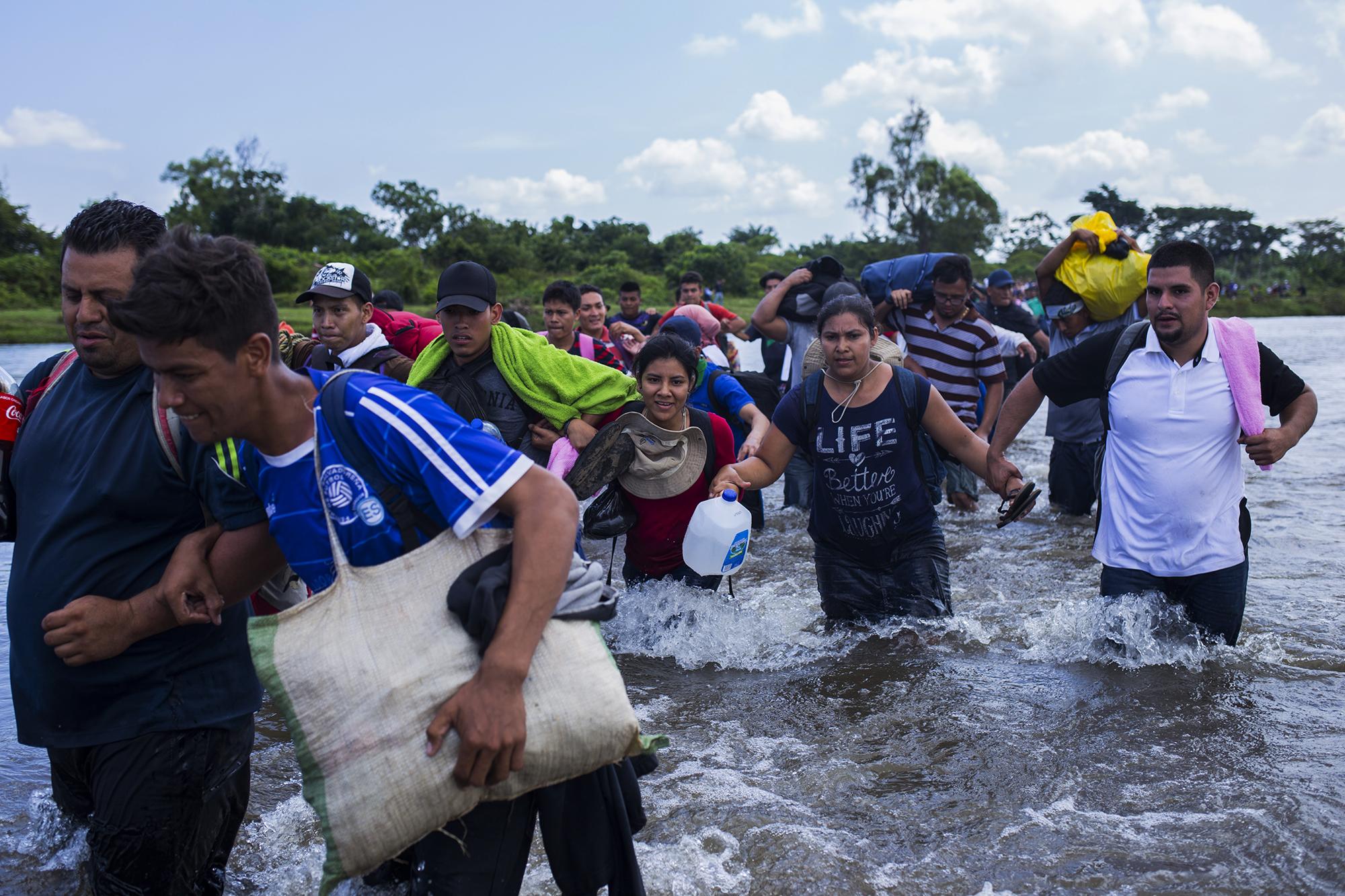 Los migrantes salvadoreños se cruzan el río Suchiate para tocar territorio mexicano, dos días después de haber salido de San Salvador. Foto: Víctor Peña.