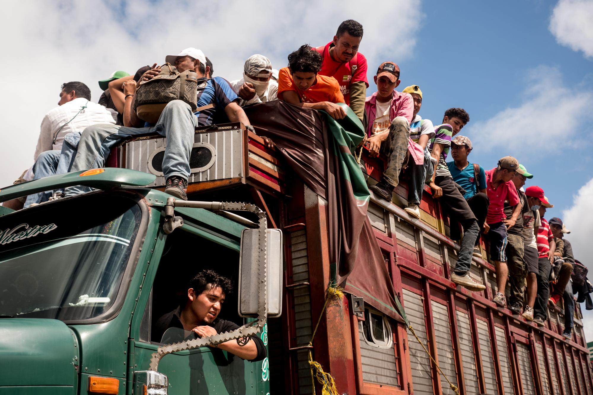 Migrantes centroamericanos en un camión que les dio un aventón hacia Puebla, el 3 de noviembre. Foto: Fred Ramos