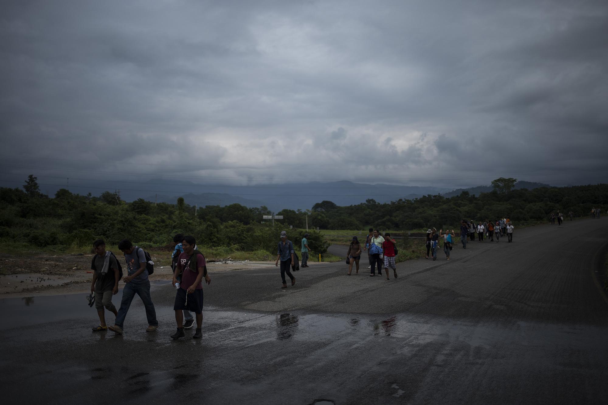 La caravana de migrantes salvadoreños entra al municipio de Huixtla, en el estado de Chiapas. Los migrantes caminaron 14 horas desde la ciudad de Tapachula el lunes 5 de noviembre. Foto: Víctor Peña.