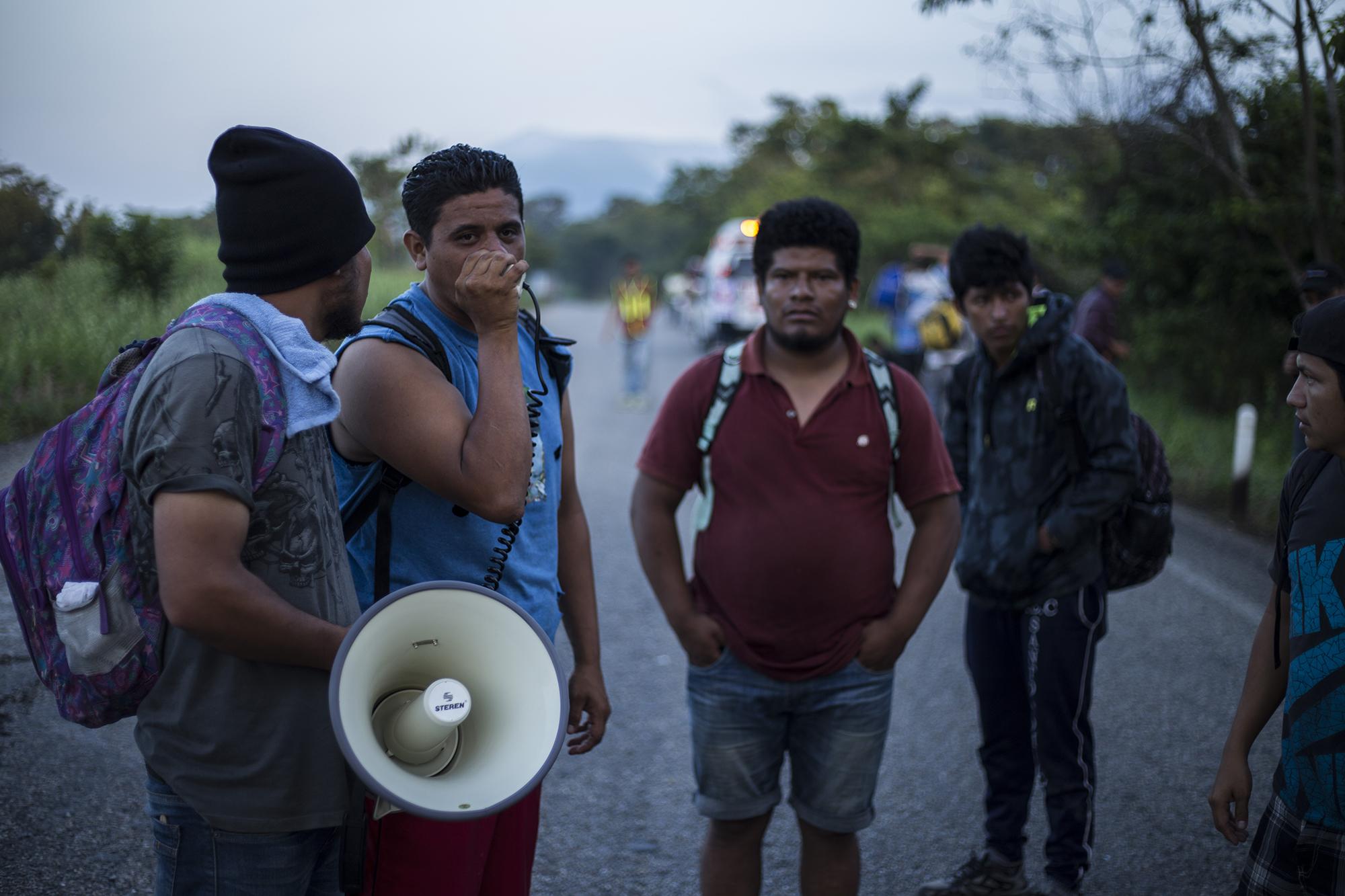 Marvin da instrucciones a la caravana, sobre la carretera que conduce del municipio de Mapastepec hacia Pijijiapan, en el estado de Chiapas, el jueves 8 de noviembre. Foto: Víctor Peña.