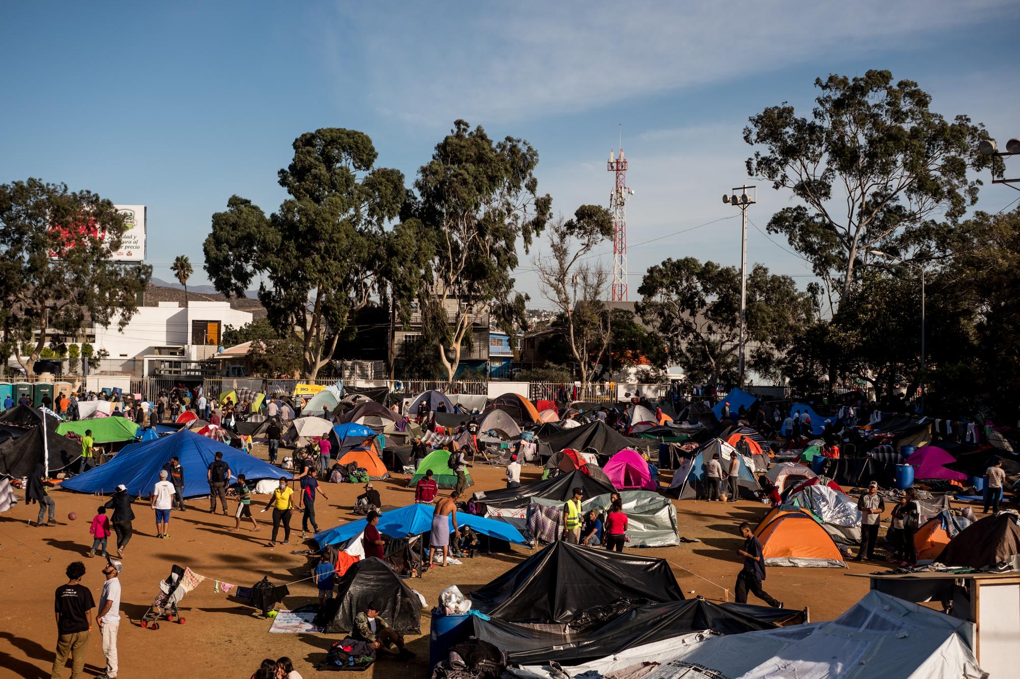 Albergue provisional para la caravana de migrantes en la Unidad Deportiva Benito Juárez, en Tijuana, Baja California. Foto: Fred Ramos