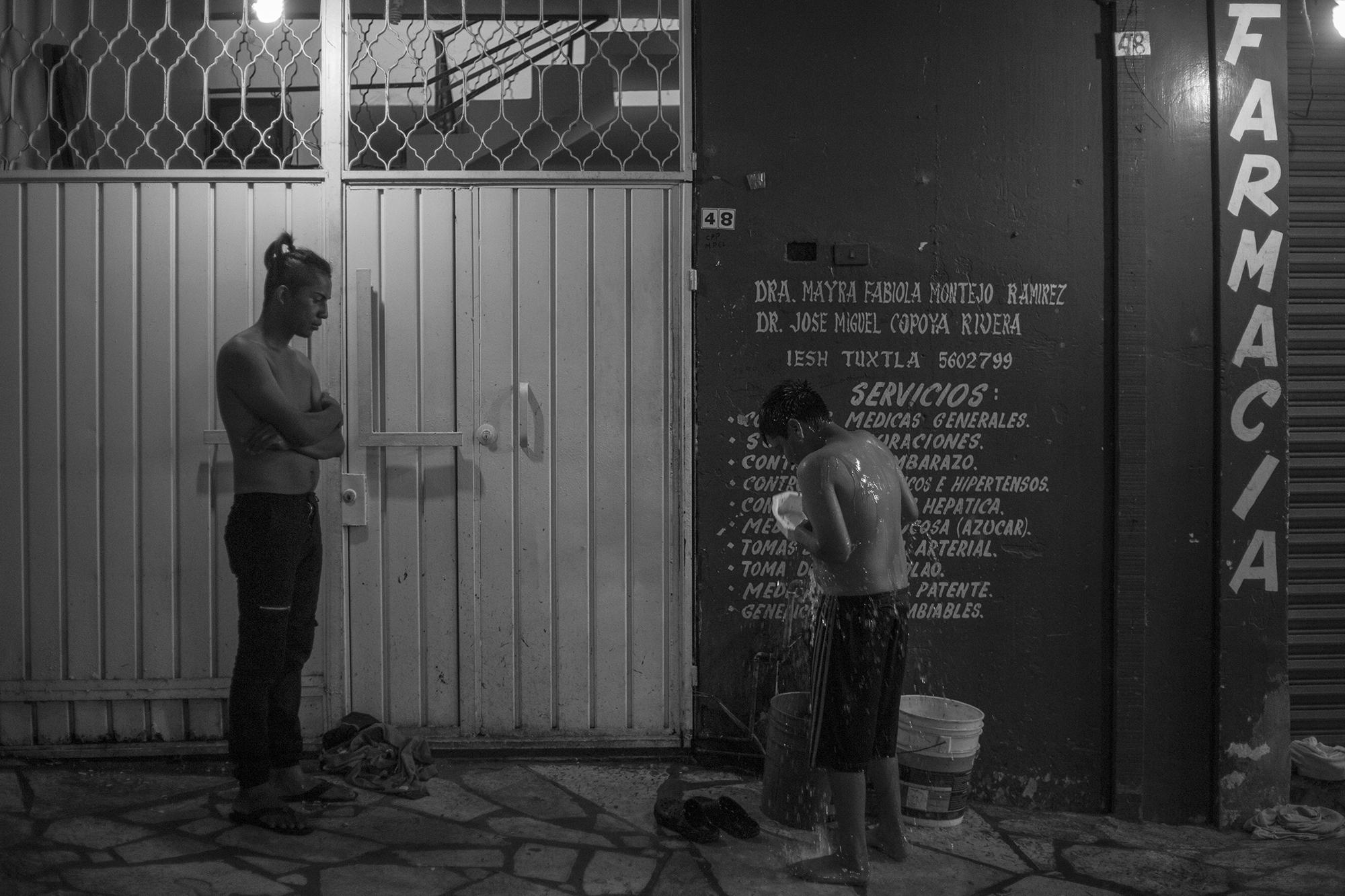 Víctor y Dani caminaron alrededor del parque Miguel Hidalgo por media hora hasta que encontraron un chorro para bañarse, la noche del domingo 4 de noviembre. Albino, el dueño de una floristería del mercado Cinco de Mayo, en Tapachula, les permitió utilizar el chorro instalado en la acera, frente a su negocio. 