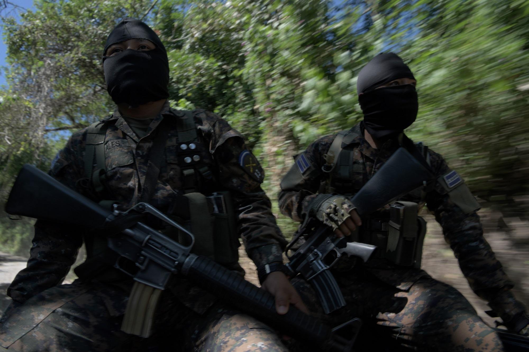 Soldados salvadoreños patrullan el área entre los municipios de San Martín y San José Guayabal. Marvin Recinos (AFP)