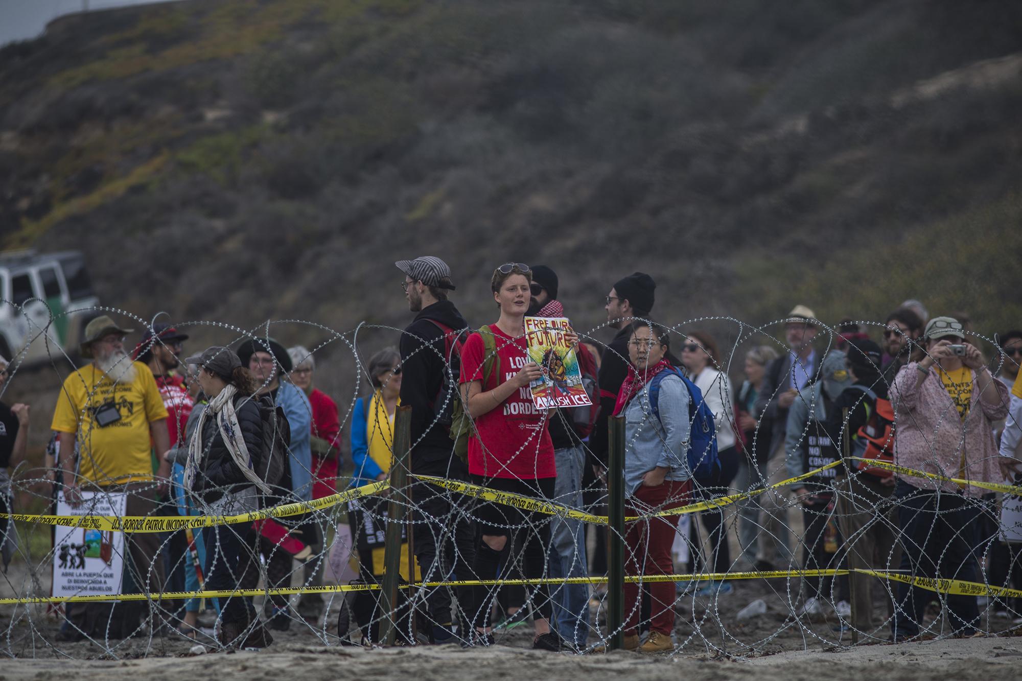 Los manifestantes se pronunciaron en favor de la caravana de migrantes centroamericanos. Muchos de ellos han solicitado refugio a Estados Unidos y permanecen en Tijuana desde mediados de noviembre.