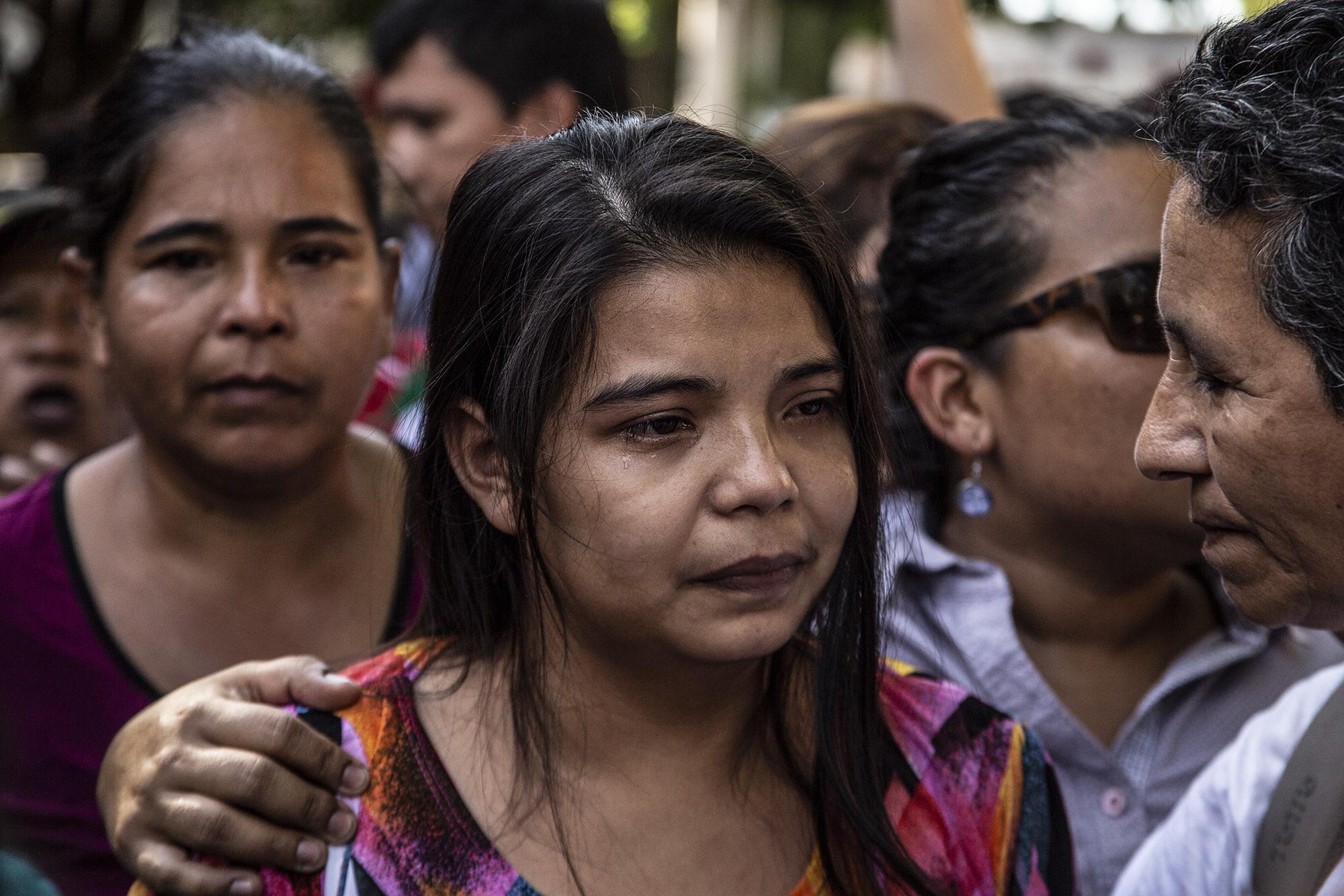 Imelda fue acuerpada por familiares y activistas mientras caminaba hacia el vehículo que la llevaría a su casa. Foto: Carlos Barrera.