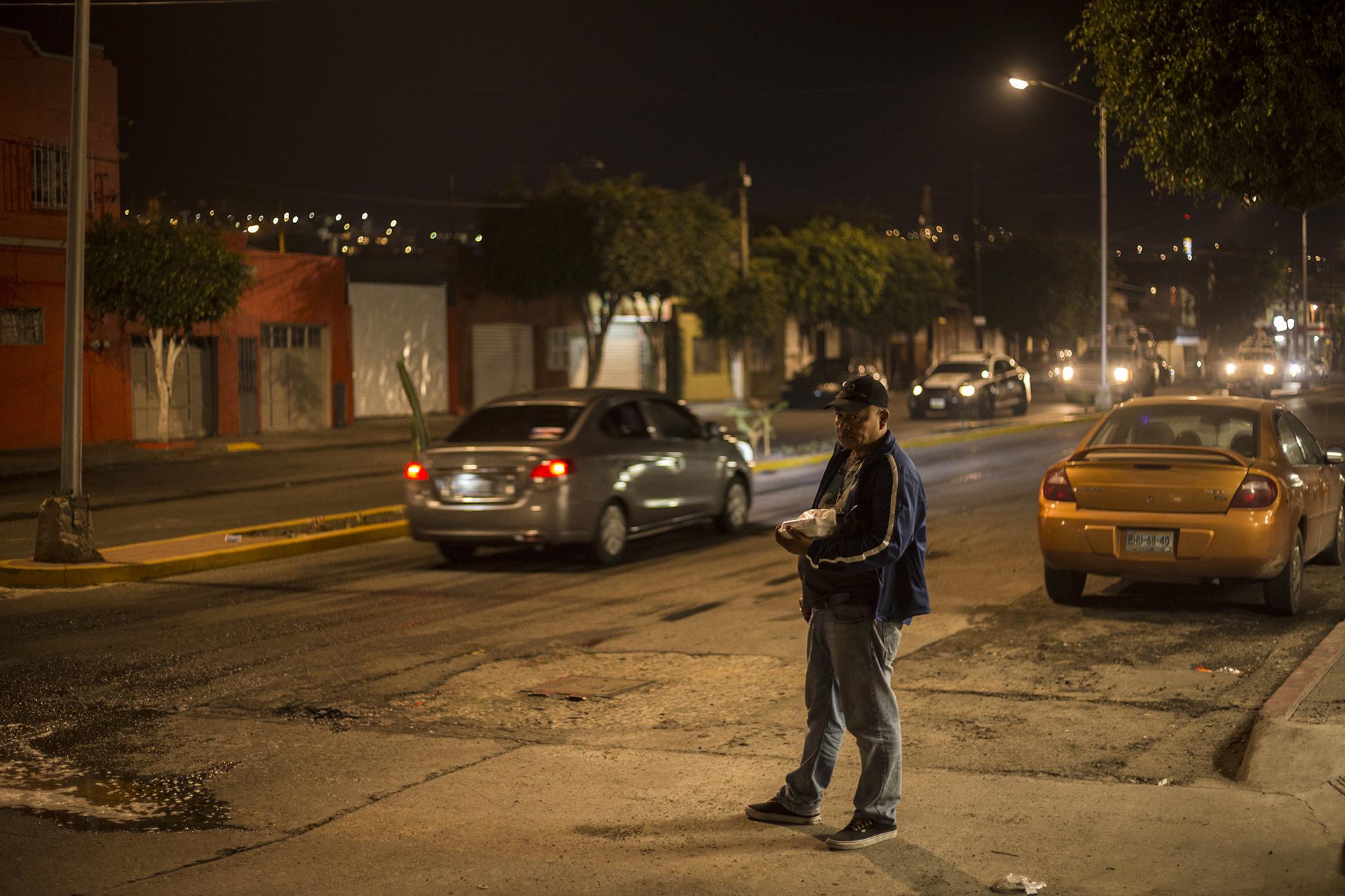 El hondureño Carlos Cabrera espera un taxi, en la Avenida 5 de mayo y calle Coahuila, en la zona norte de Tijuana. Son las 7:00 PM. Viaja del trabajo a su casa en un taxi compartido, que cobra 12 pesos por persona. Los habitantes de Tijuana aseguran que caminar por la noche en esa zona suele ser de mucho riesgo.