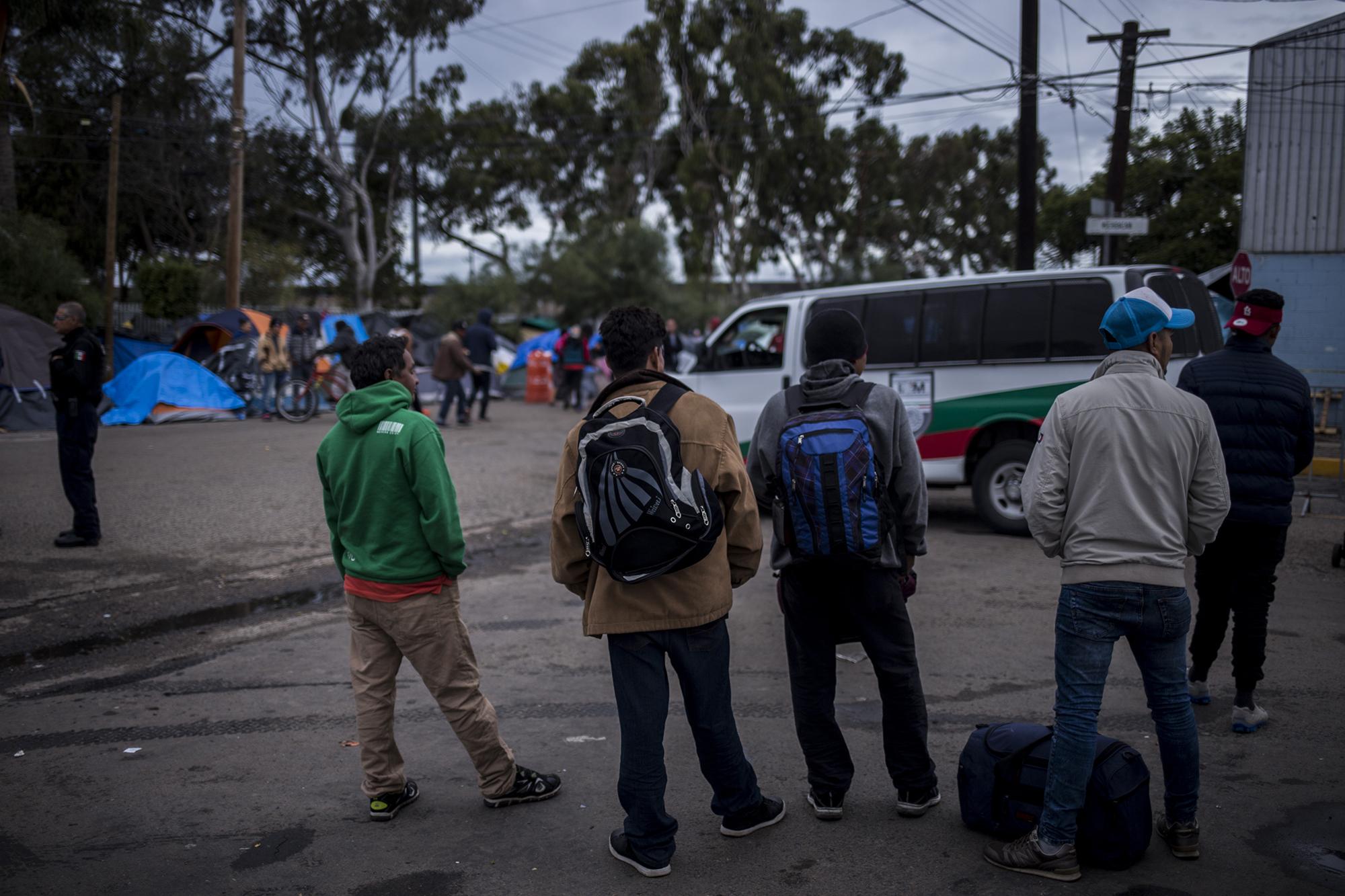 Dos salvadoreños y un hondureño esperan para abordar la camioneta del Instituto Nacional de Migración de México, que los regresará a sus países. Justifican estar peor en México que en su país. Estancados, buscaron trabajo y no tuvieron suerte. Les ganó la desesperación y pidieron volver a su casa, donde 