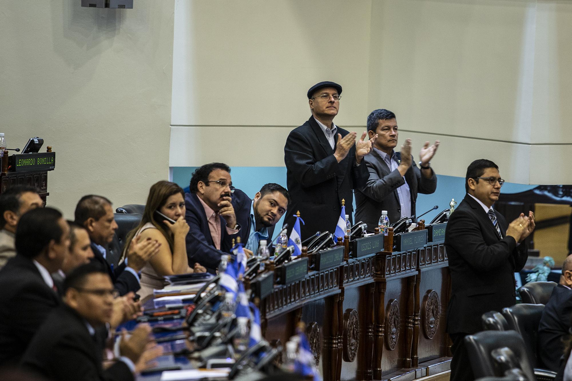 Diputados del FMLN (de pie) celebran la aprobación del presupuesto 2019, en una jornada que incluyó la aprobación de Raúl Melara como nuevo fiscal general. 