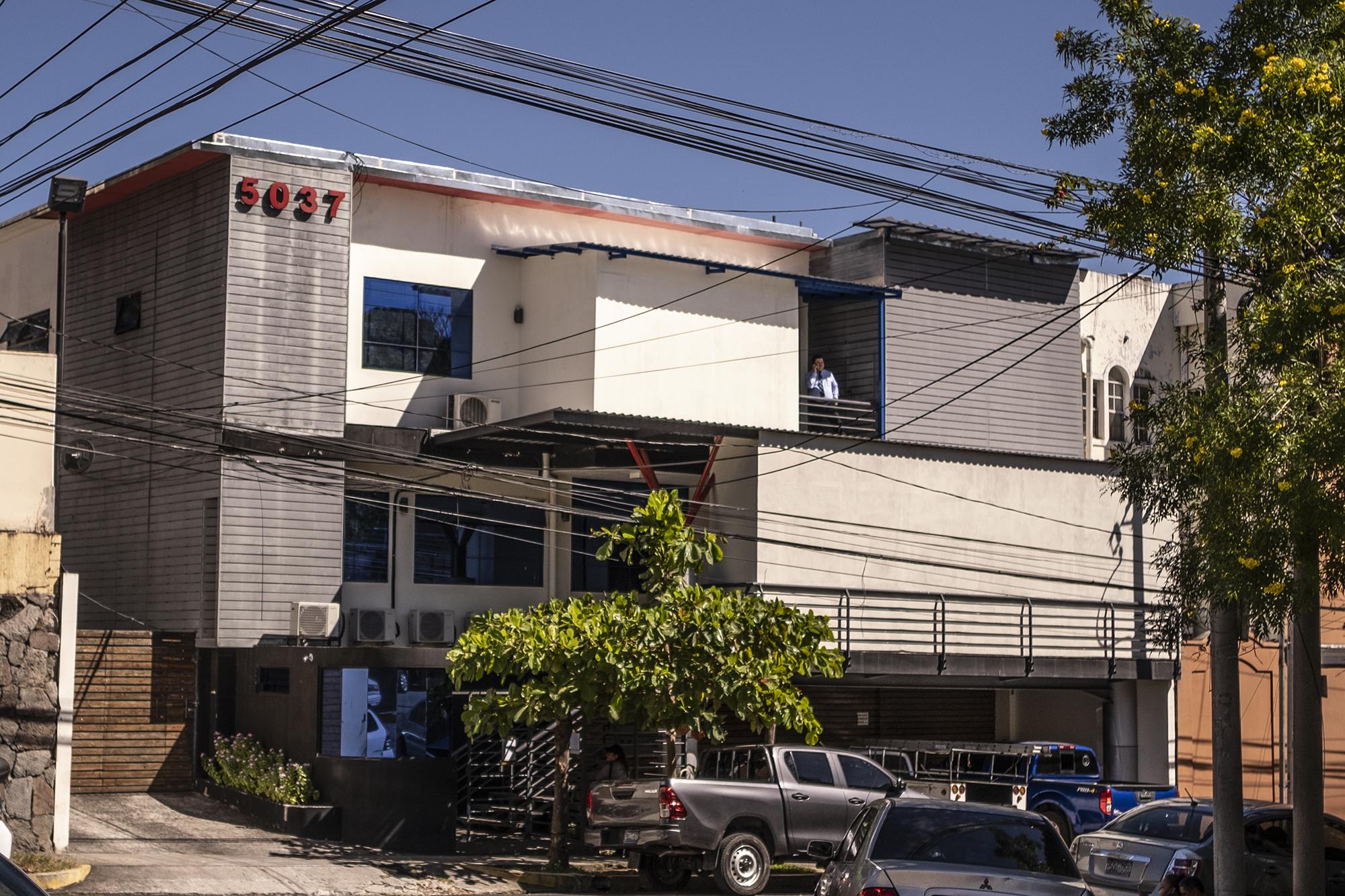 En este edificio ubicado en la colonia Escalón funcionó el canal TVX antes tras el desembarco de Grupo Alba. A finales de 2013, Sigfredo Merino, hermano de José Luis Merino, visitó el local para cerciorarse de unas remodelaciones. 