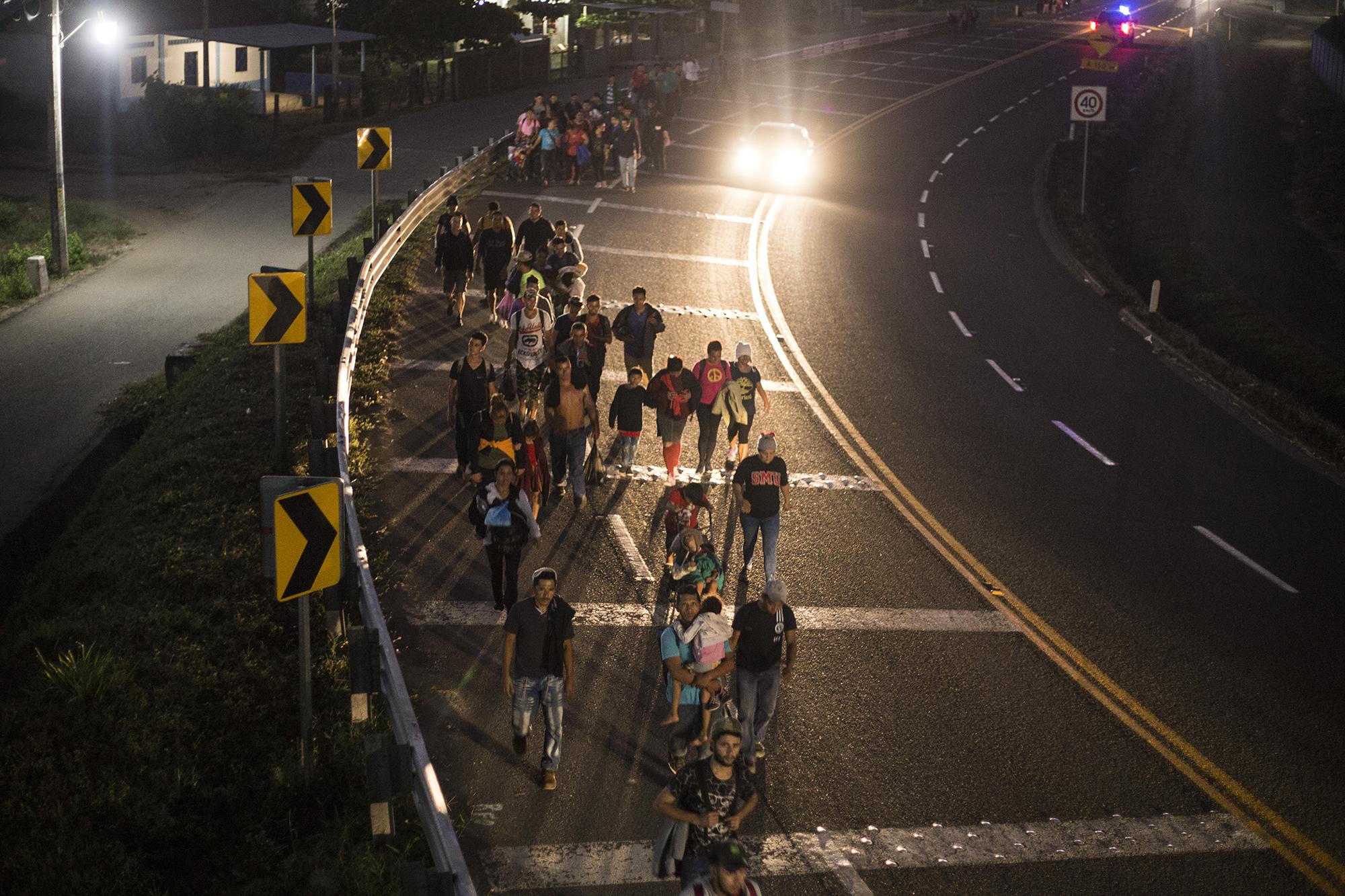 Más de 2,000 personas no se sometieron al proceso de registro ofrecido por México. Caminan en el Estado de Chiapas en una caravana que pretende llegar a Estados Unidos. Foto: Víctor Peña.