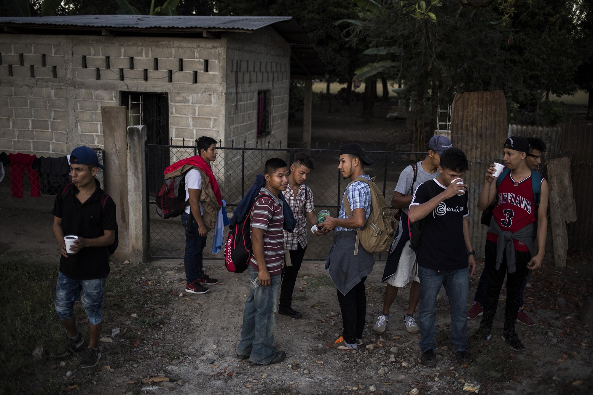 Un grupo de hondureños descansa frente a una vivienda en Ciudad Hidalgo, Chiapas, México, después de descreer en la propuesta oficial de México, cruzar la frontera y caminar por tres horas, el 18 de enero. En esa vivienda, a los migrantes les regalaron comida, agua y frutas para el camino.