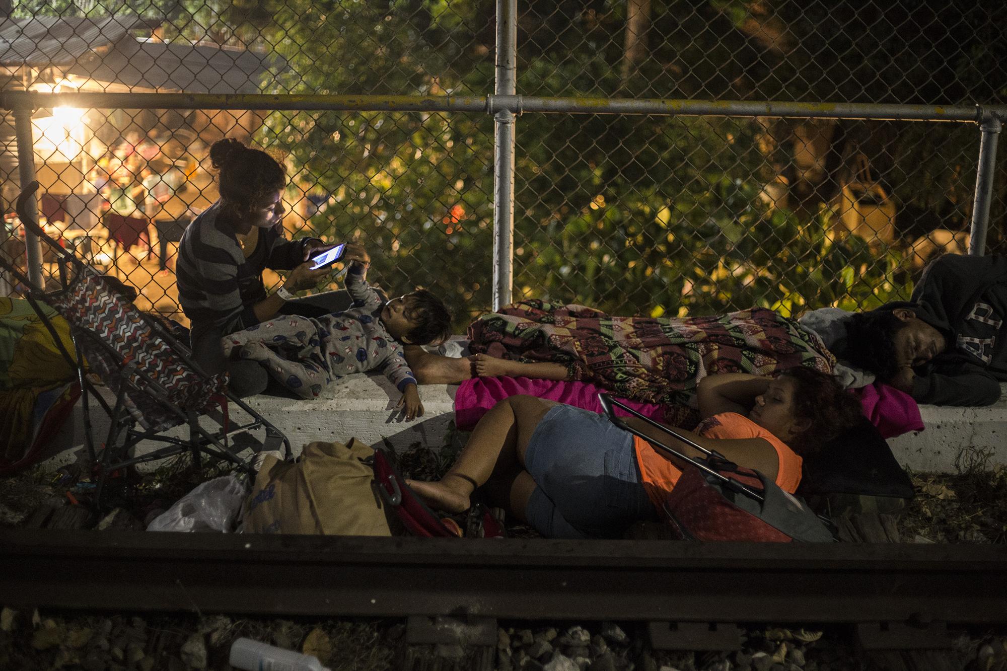 Esta familia hondureña montó su hogar sobre las líneas del tren que atraviesan el puente Rodolfo Robles. La frontera entre Guatemala y México luce como un campo de refugiados. 