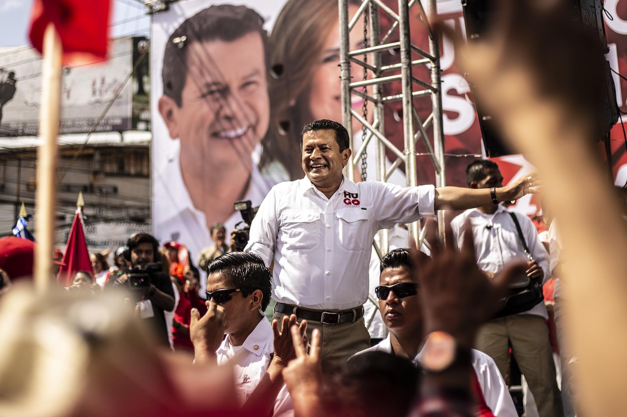 El FMLN celebró hoy el cierre de campaña. Miles de simpatizantes del partido de izquierda se hicieron presentes a la alameda Juan Pablo II de San Salvador para acompañar a su candidato presidencial, Hugo Martínez. Foto Carlos Barrera (El Faro).