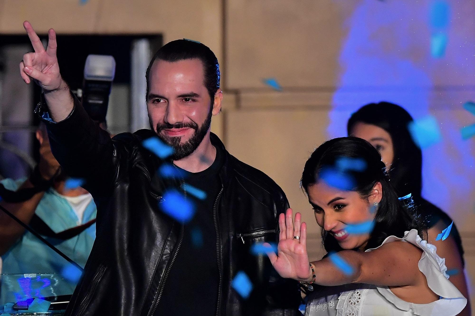 Nayib Bukele celebra los resultados obtenidos en la elección presidencial del 3 de febrero de 2019. Lo acompaña su esposa Gabriela Rodríguez, quien fue la encargada de la plataforma de educación del candidato. Foto de Luis Acosta, AFP