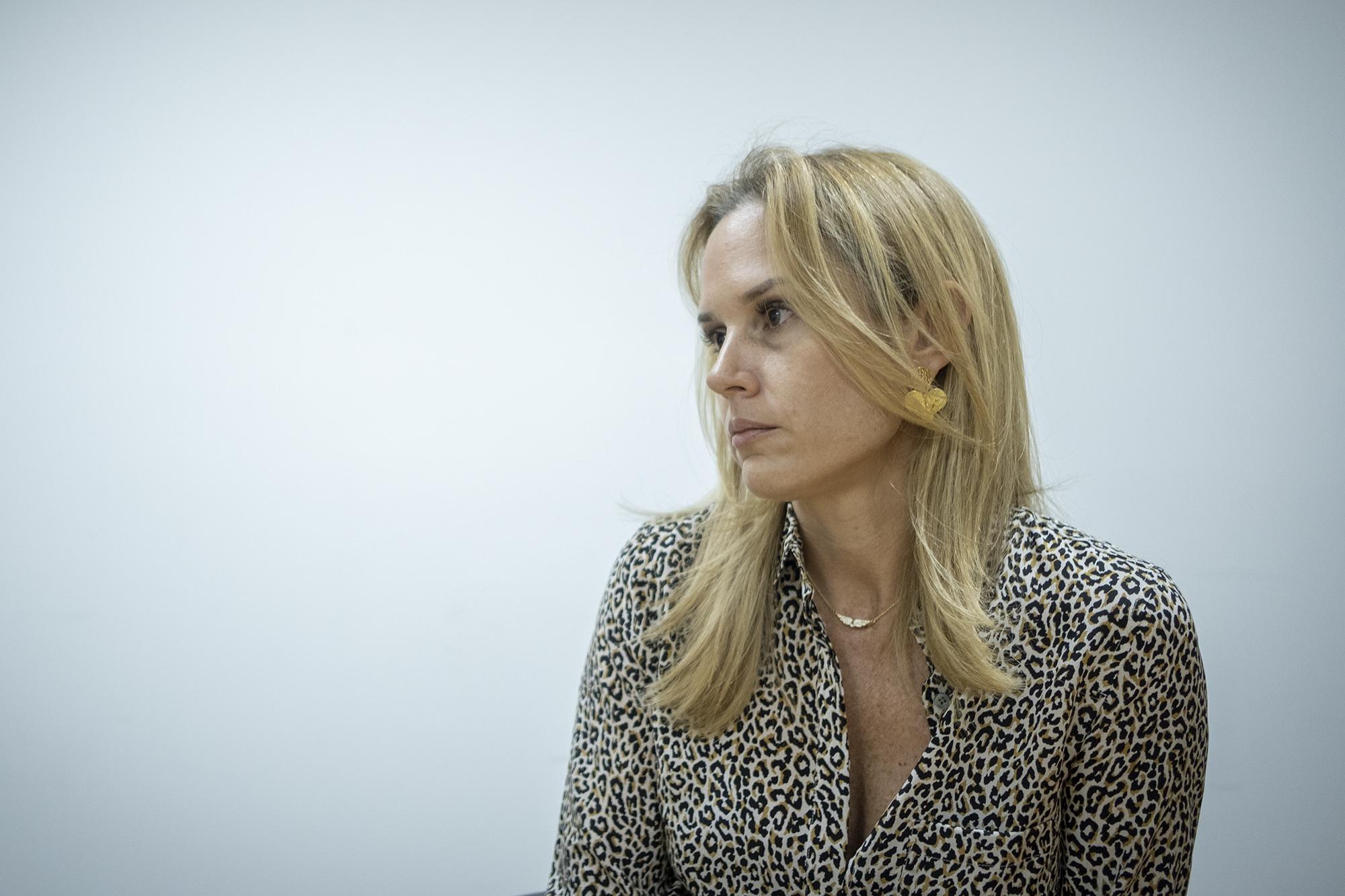 Alexandra Araujo de Sola durante una entrevista a El Faro en la oficina de la ONG Voces Vitales. Foto: Carlos Barrera