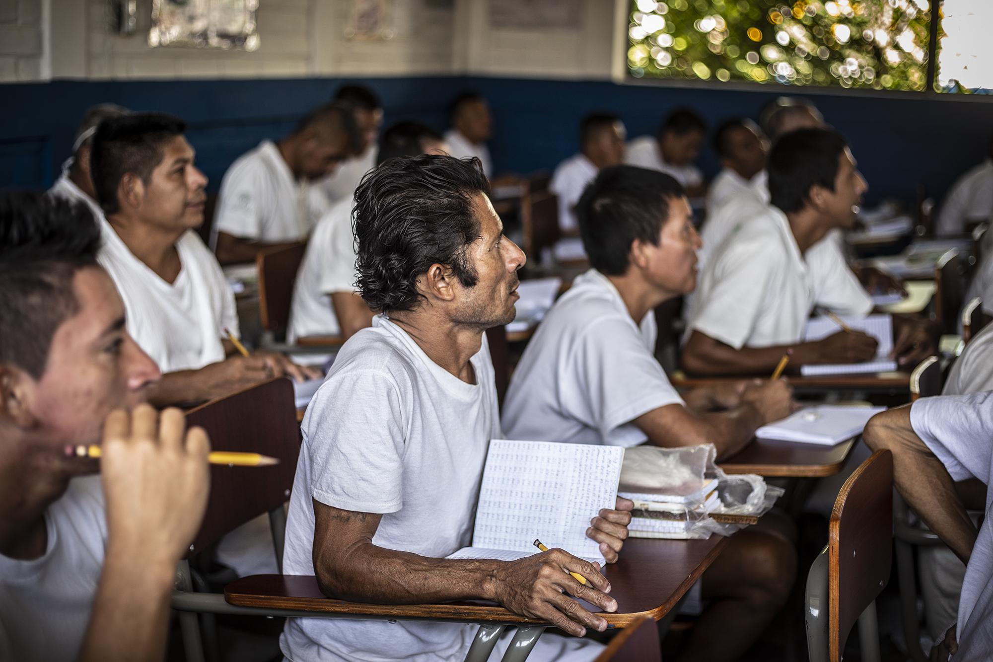 Reos matriculados en segundo grado reciben sus clases uniformados de blanco en el Centro Escolar General Francisco Menéndez, ubicado dentro de la cárcel. Foto Carlos Barrera.
