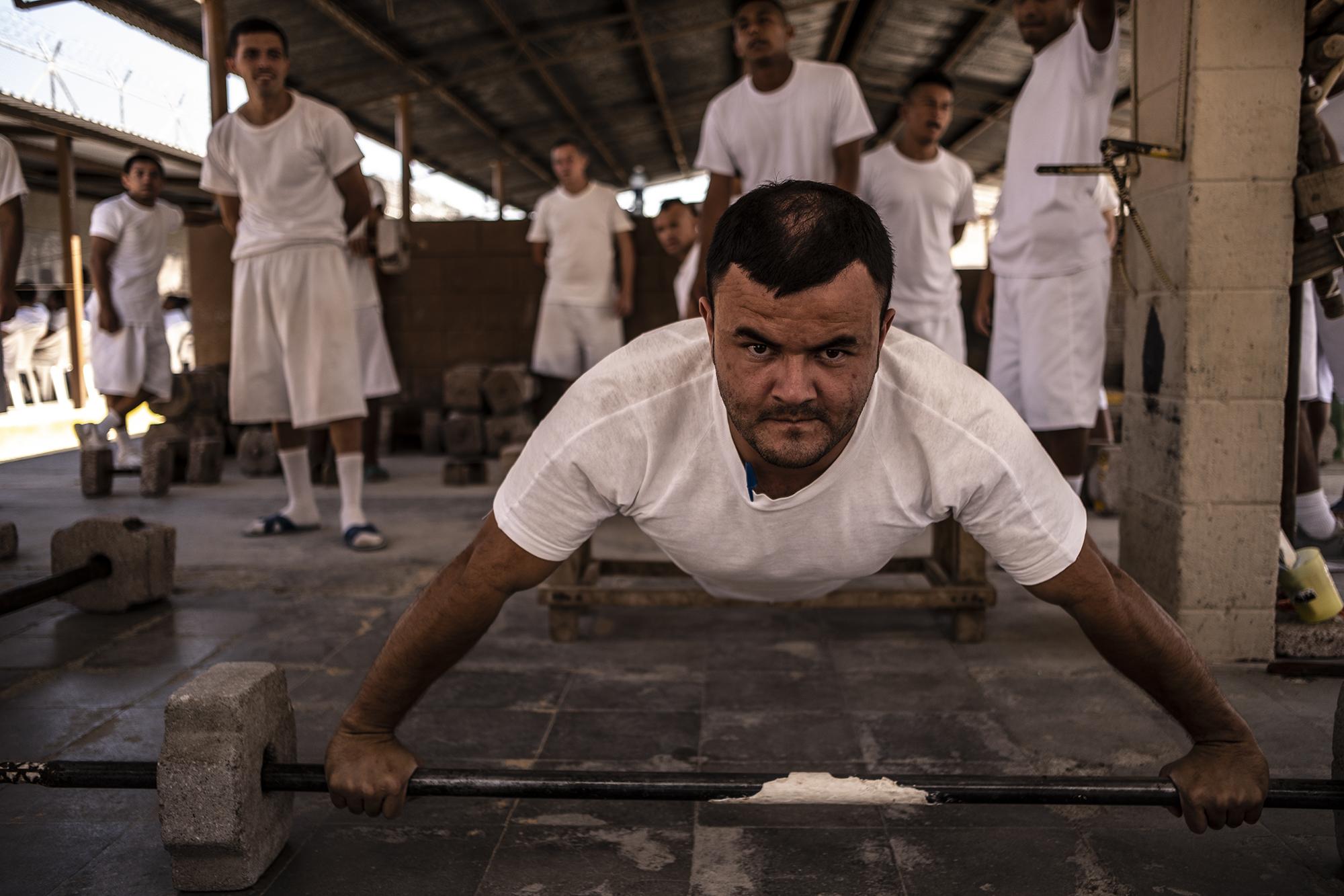 Johnny Ochoa, de 34 años, se ejercita en el ‘Rocas Gym’, que es como los internos han bautizado el rudimentario gimnasio del Sector 2 de Mariona. Foto Carlos Barrera.