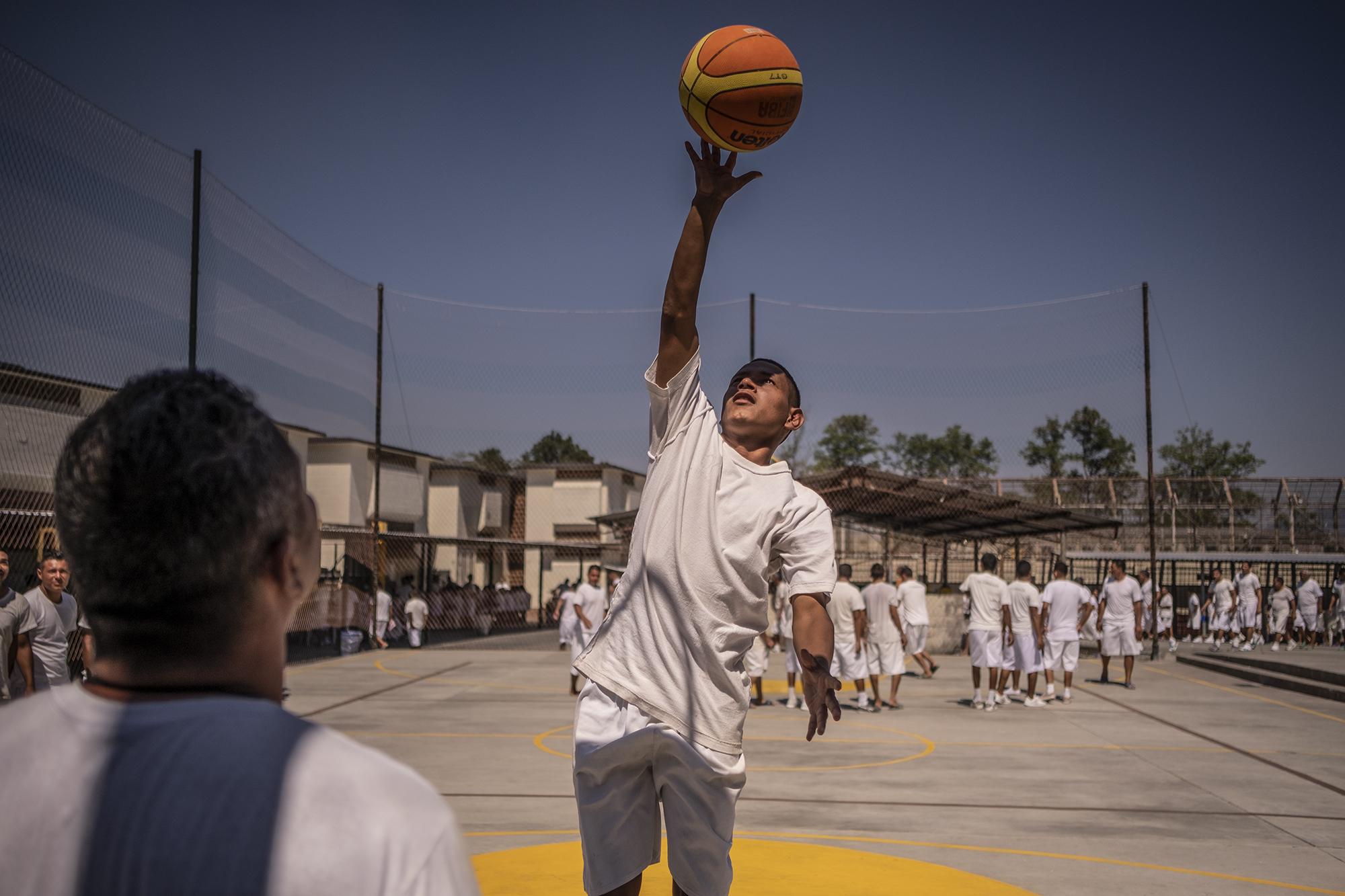 Un grupo de internos juega baloncesto en la cancha del Sector 2 de Mariona. Foto Carlos Barrera.