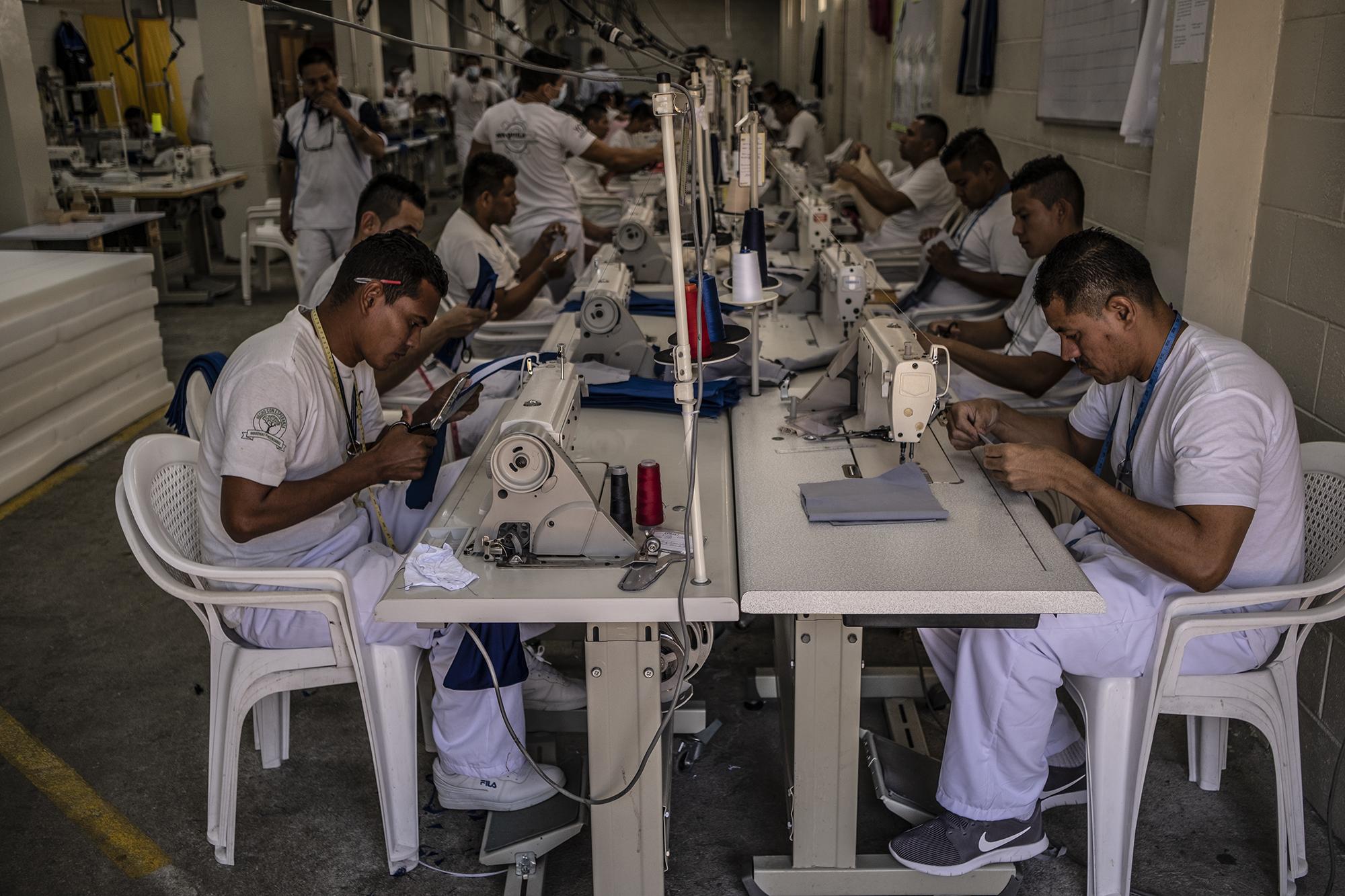 Más de 130 internos trabajan a diario en la maquila que hay dentro de Mariona, en la que se confeccionan no menos de 1 400 camisas cada día, entre otros enseres. Foto Carlos Barrera.