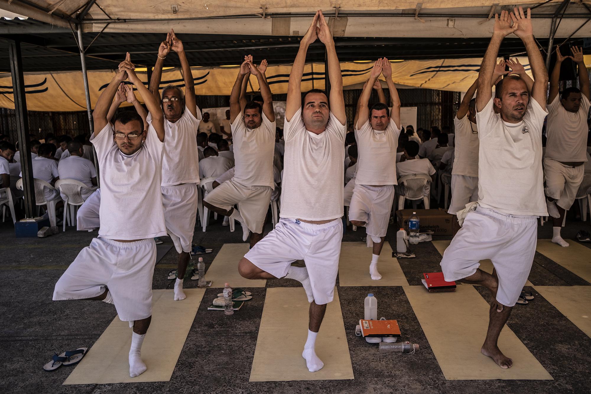 Cerca de 50 hombres practican yoga a diario en el Sector 3 de Mariona. Los ejercicios son parte del modelo de reinserción 'Yo Cambio', que consistió en entrenar reclusos en disciplinas como esta, para que luego condujeran la práctica de los demás. Foto: Carlos Barrera 