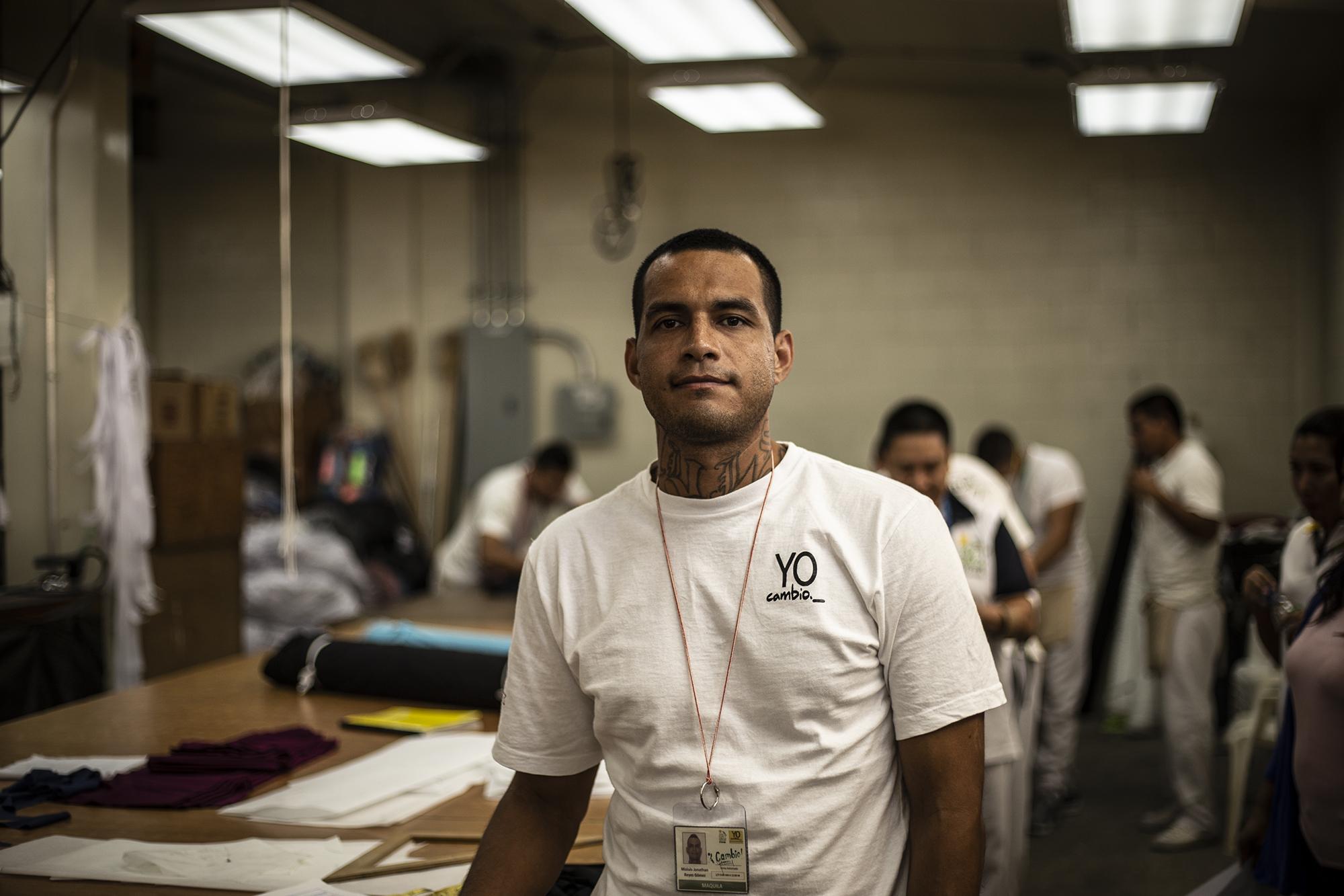 Jonathan Reyes tiene 34 años y es un expandillero del Barrio 18 Sureños. Desde hace cinco años paga una condena en Mariona por portación de armas de guerra. Hace dos años entró a la industria penitenciaria en el área de la maquila. 
