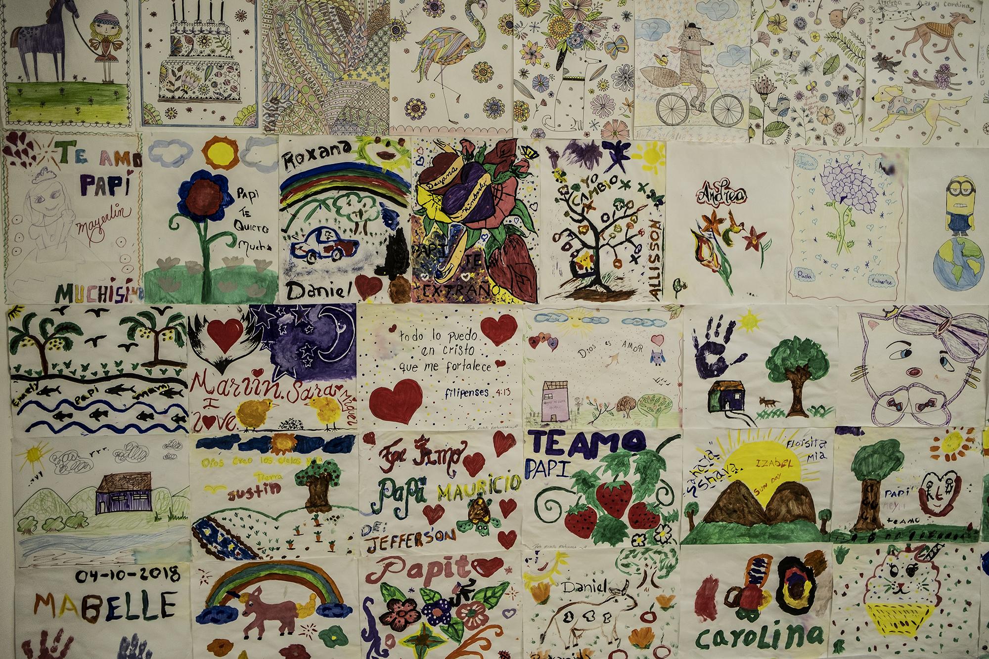 Dibujos pintados con acuarelas y lápices de colores por los hijos de los reclusos en la ludoteca del Centro Penal La Esperanza.