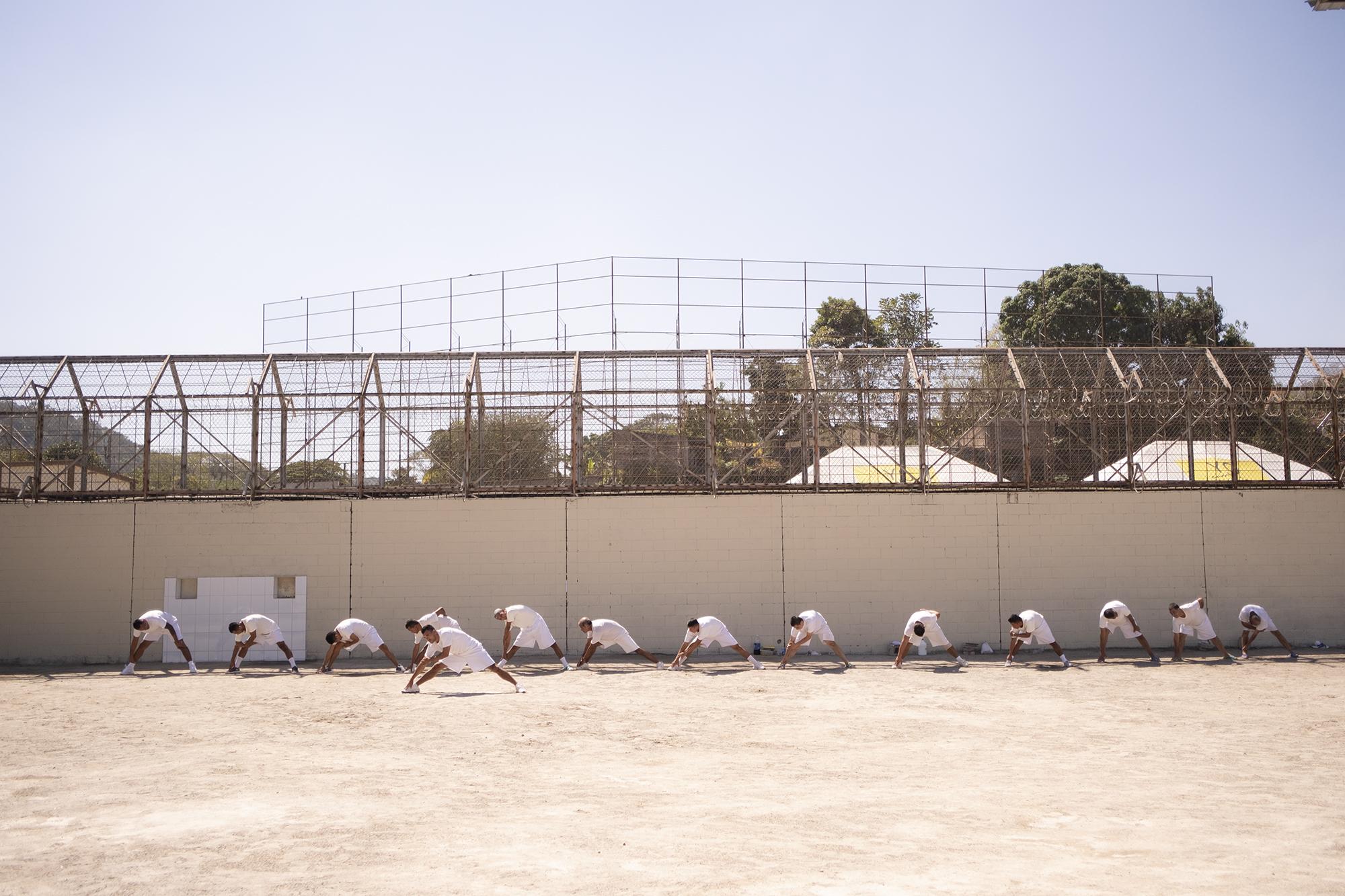 En Mariona hay actividades los 365 días del año. En la imagen, un grupo de reos hace estiramientos antes de una práctica de deporte en la cancha del Sector 2. 