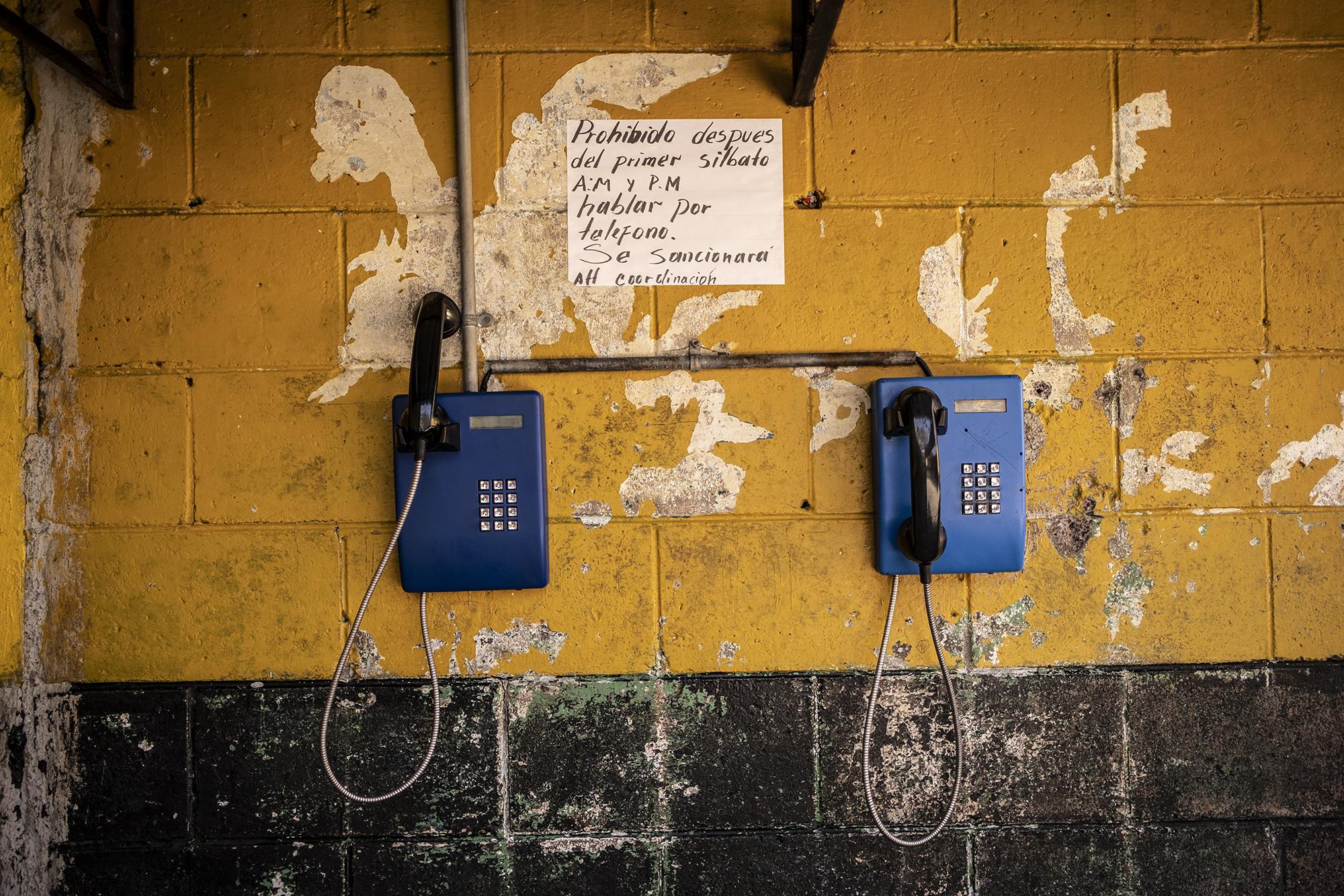 En los distintos sectores se han colocado teléfonos para que los reos puedan hablar a sus familias, pero todas las llamadas se hacen bajo estricto monitoreo, además de ser pagadas por los internos. Foto Carlos Barrera.