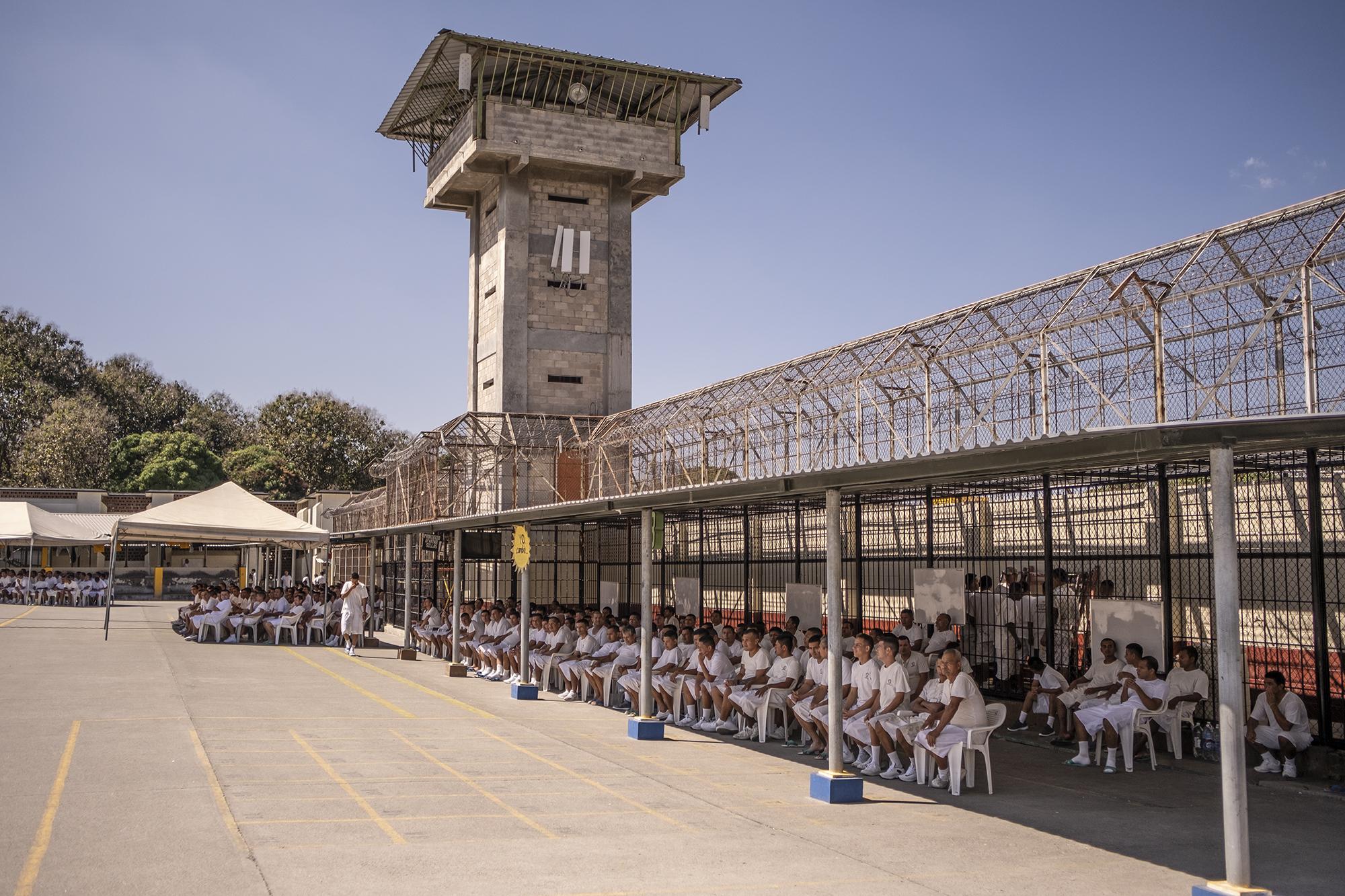 La torre que separa los sectores 2 y 3 es uno de los elementos que identifican Mariona, la cárcel que más privados de libertad alberga de todo el sistema penitenciario de El Salvador. Foto Carlos Barrera.