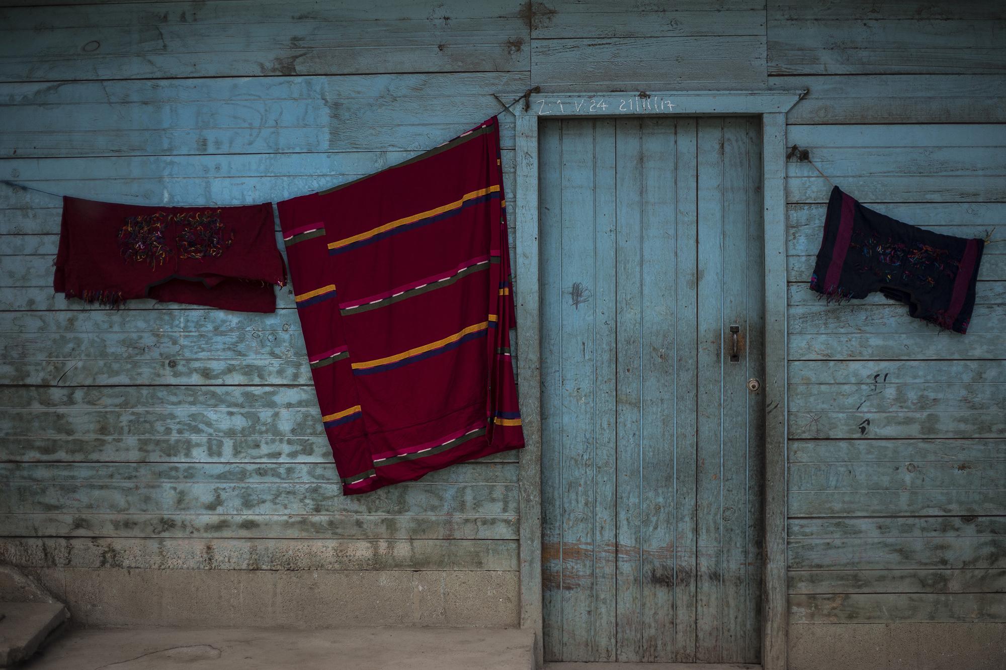 La población Ixil, en su mayoría, vive en la zona rural,  en áreas remotas, y carecen de los servicios básicos de agua potable y aguas negras. Solo el 70 % de la población cuenta con energía eléctrica.