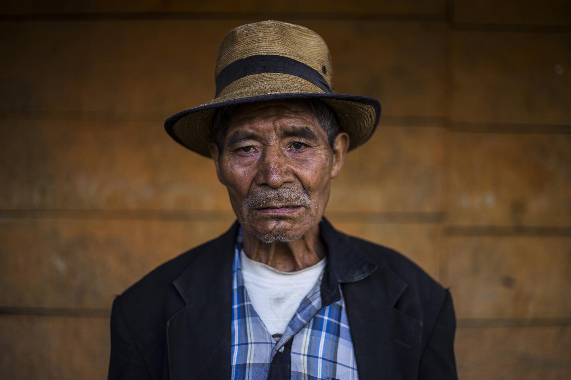 Juan Chávez, de 77 años, perdió a sus esposa, suegra y a su cuñado durante los ataques del Ejército de Guatemala, en la masacre del 16 de abril de 1981. A su edad, busca la justicia, no falta a ninguna reunión para conocer los procesos para que el Estado repare los daños de la guerra.