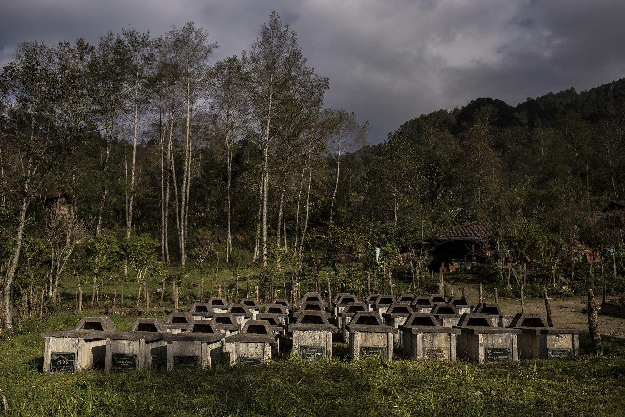 En el cementerio de la aldea Cocop hay 33 nichos donde fueron enterradas parte de las víctimas del genocidio, uno de los primeros en la región ixil. Los pobladores siguen buscando a los suyos y siguen luchando por justicia y reparación que, 38 años después, parece alejarse.