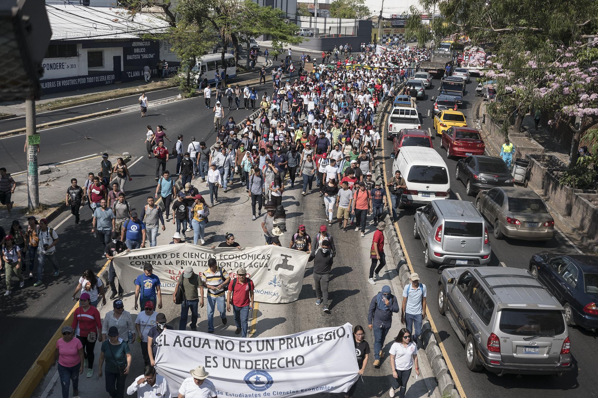 Alrededor de mil personas participaron en esta nueva protesta contra una conformación de un ente rector del agua en el que el Estado tiene minoría de votos.  Foto: Fred Ramos