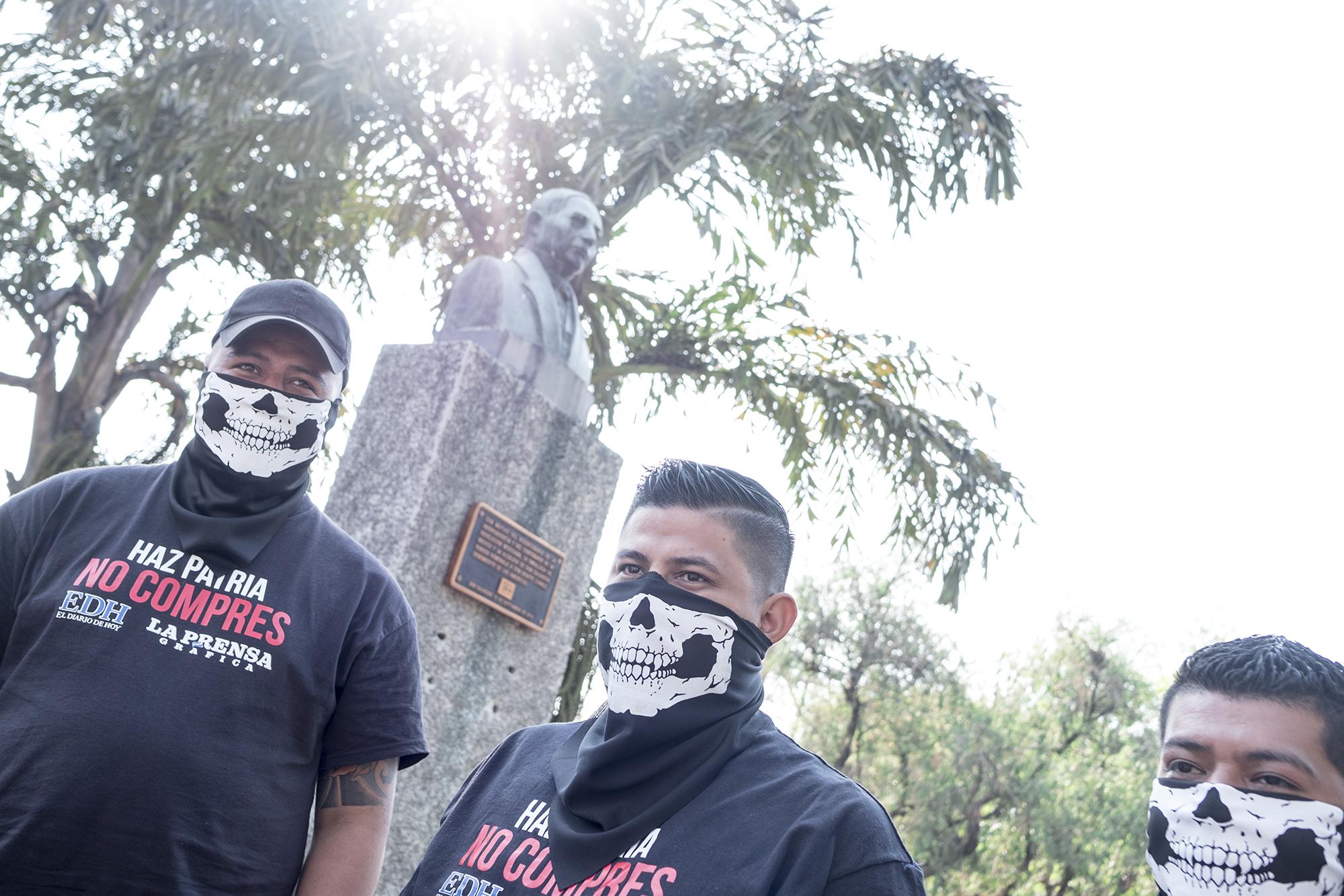 La marcha de la Universidad de El Salvador fue convocada a las 8:30 a.m. del miércoles 20. En la imagen, tres jóvenes esperan el inicio de la protesta. Foto: Fred Ramos