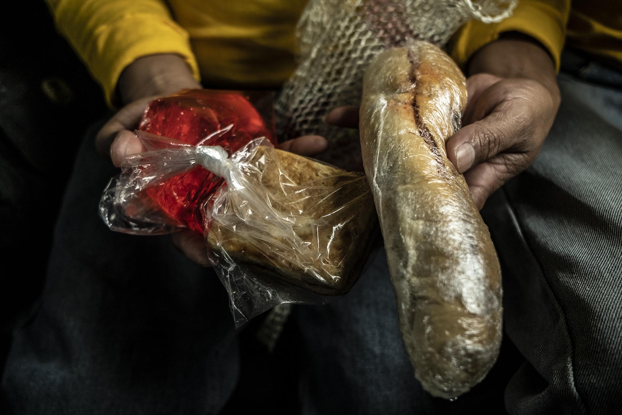 Un pan con mortadela, cemita y un refresco es la comida que lleva cada uno de los privados de libertad que salen a hacer trabajos comunitarios. Foto Carlos Barrera.